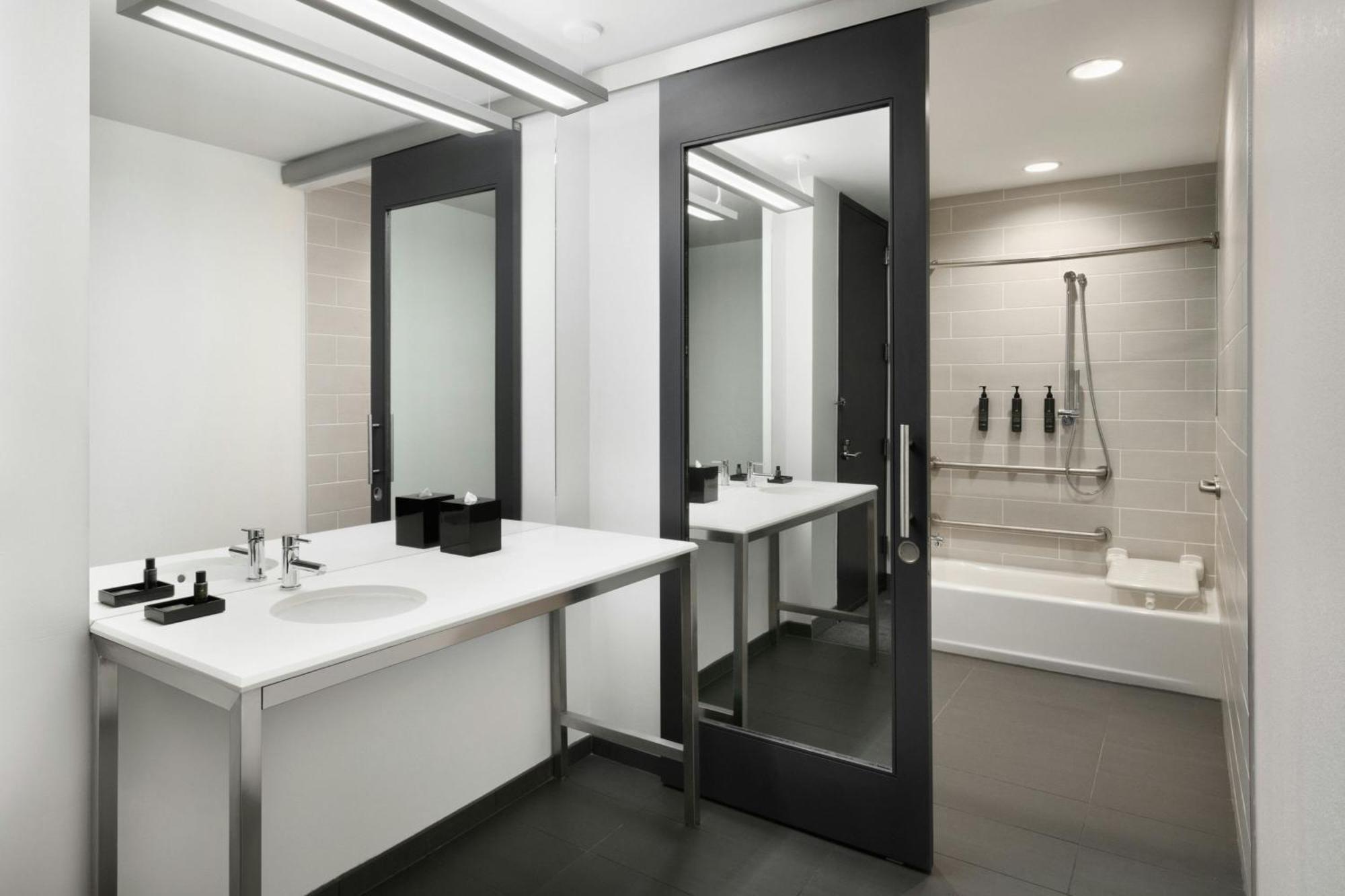 Suite, 1 King, Corner room