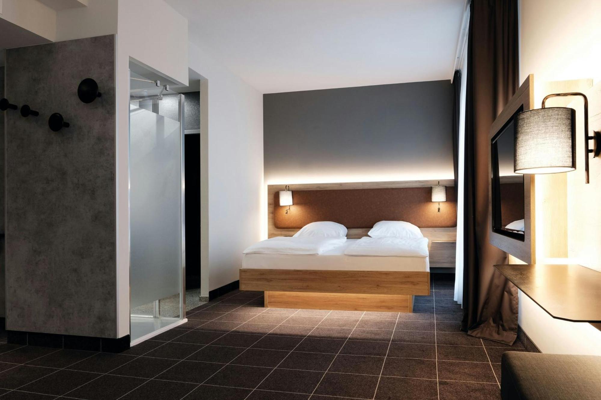 Großes Zimmer mit Queensize-Bett und Schlafsofa