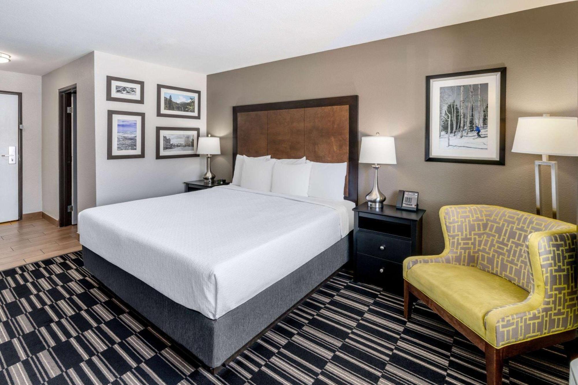King Room with Walk-in Shower - Mobility Accessible/Non-Smoking