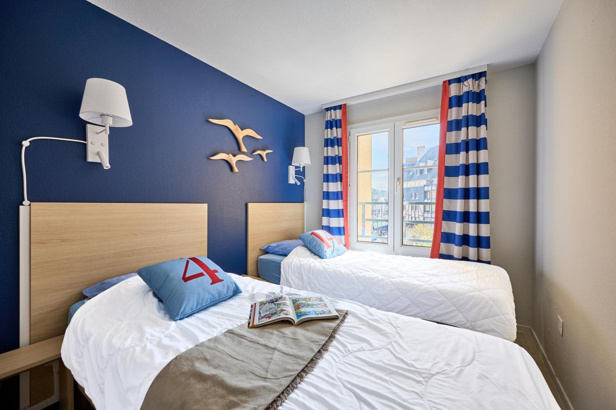 Superior One-Bedroom Duplex Apartment with Sleeping Alcove and Balcony (6 People)