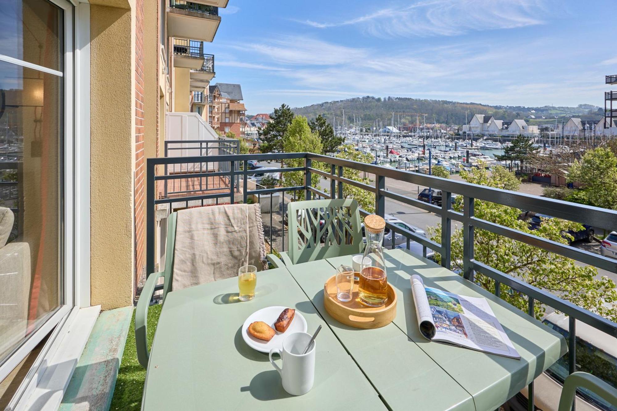Superior One-Bedroom Duplex Apartment with Balcony (4 People)
