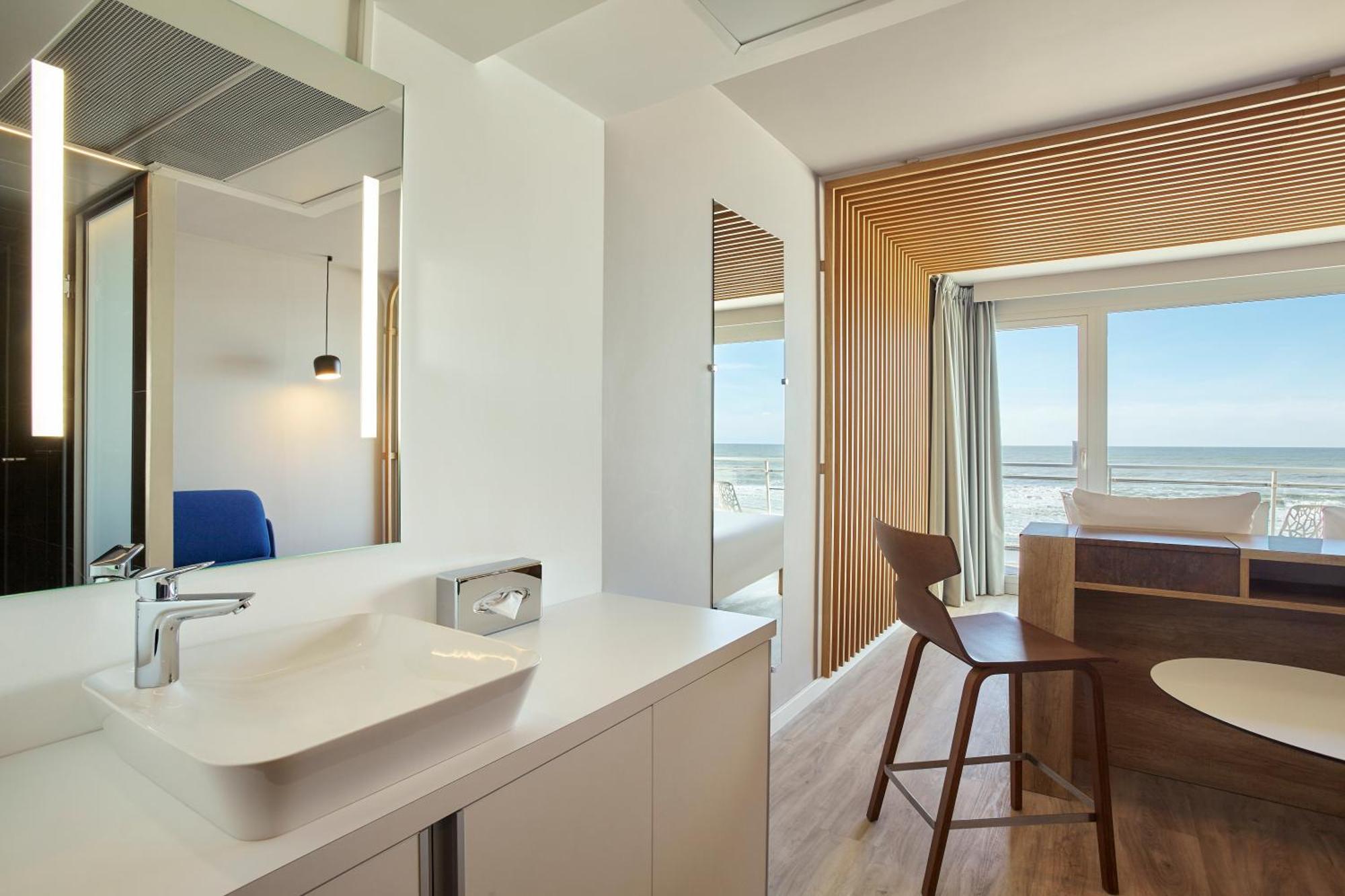 Executive Room with sea view, balcony, double bed and sofa bed,1663738729:JPEG