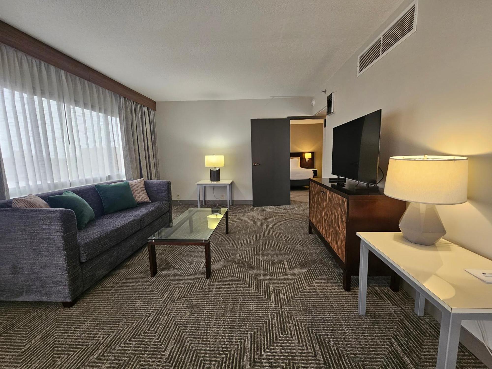 Queen Suite with Tub and Grab Bars - Mobility/Hearing Accessible - Non-Smoking