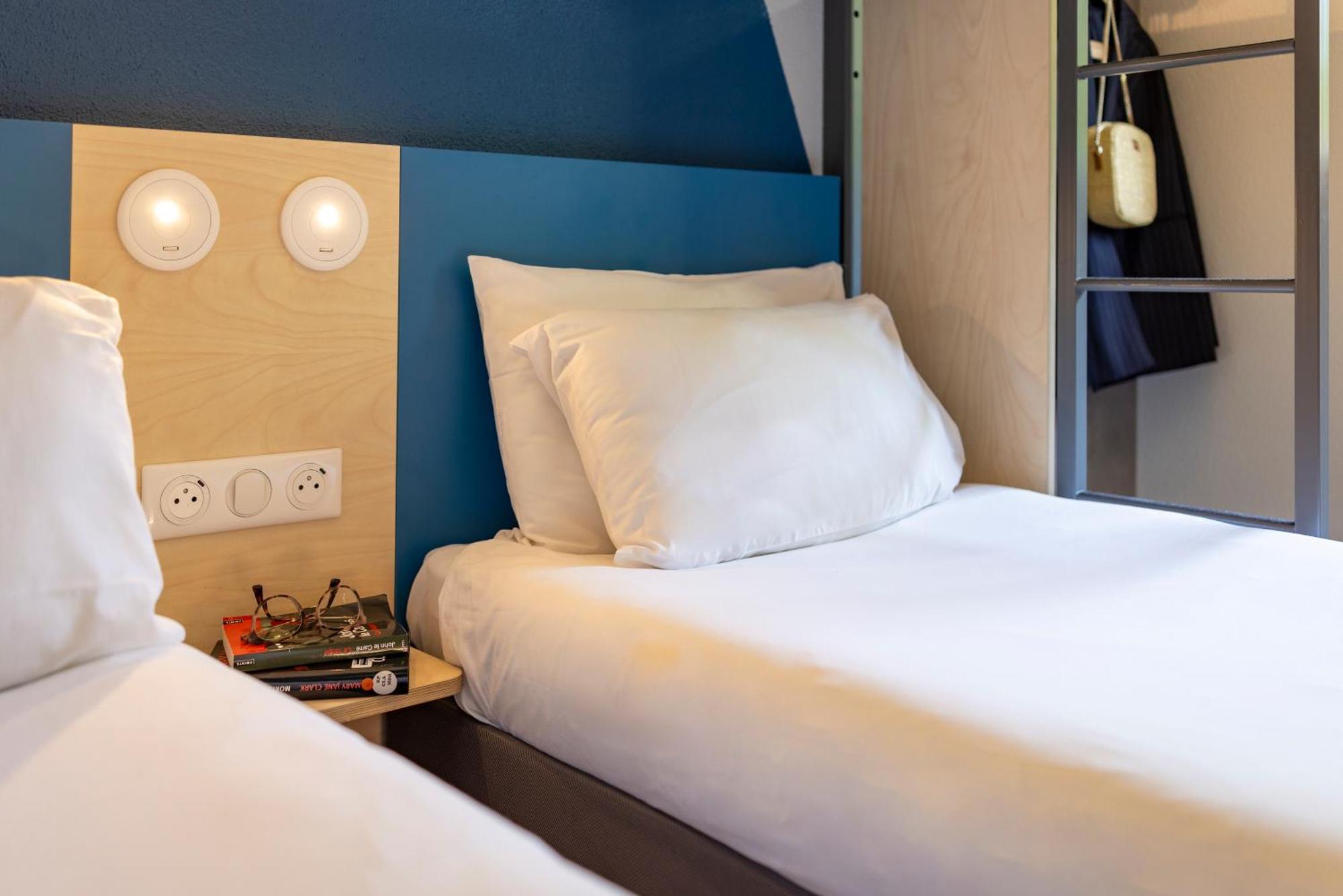 Chambre Standard avec 2 Lits Jumeaux et 1 Lit Superposé