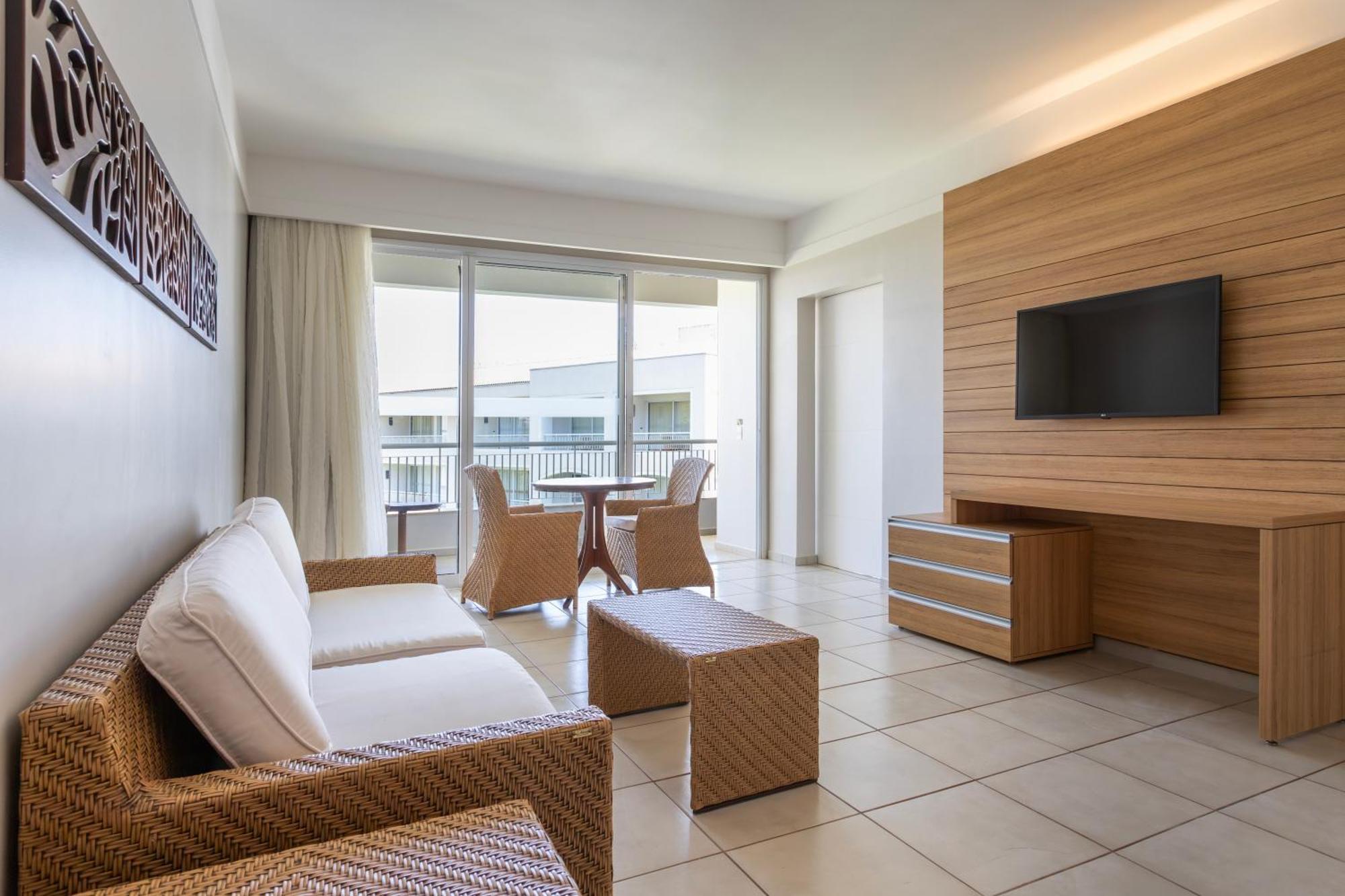Master Suite with Access to Hot Park and Parque das Fontes
