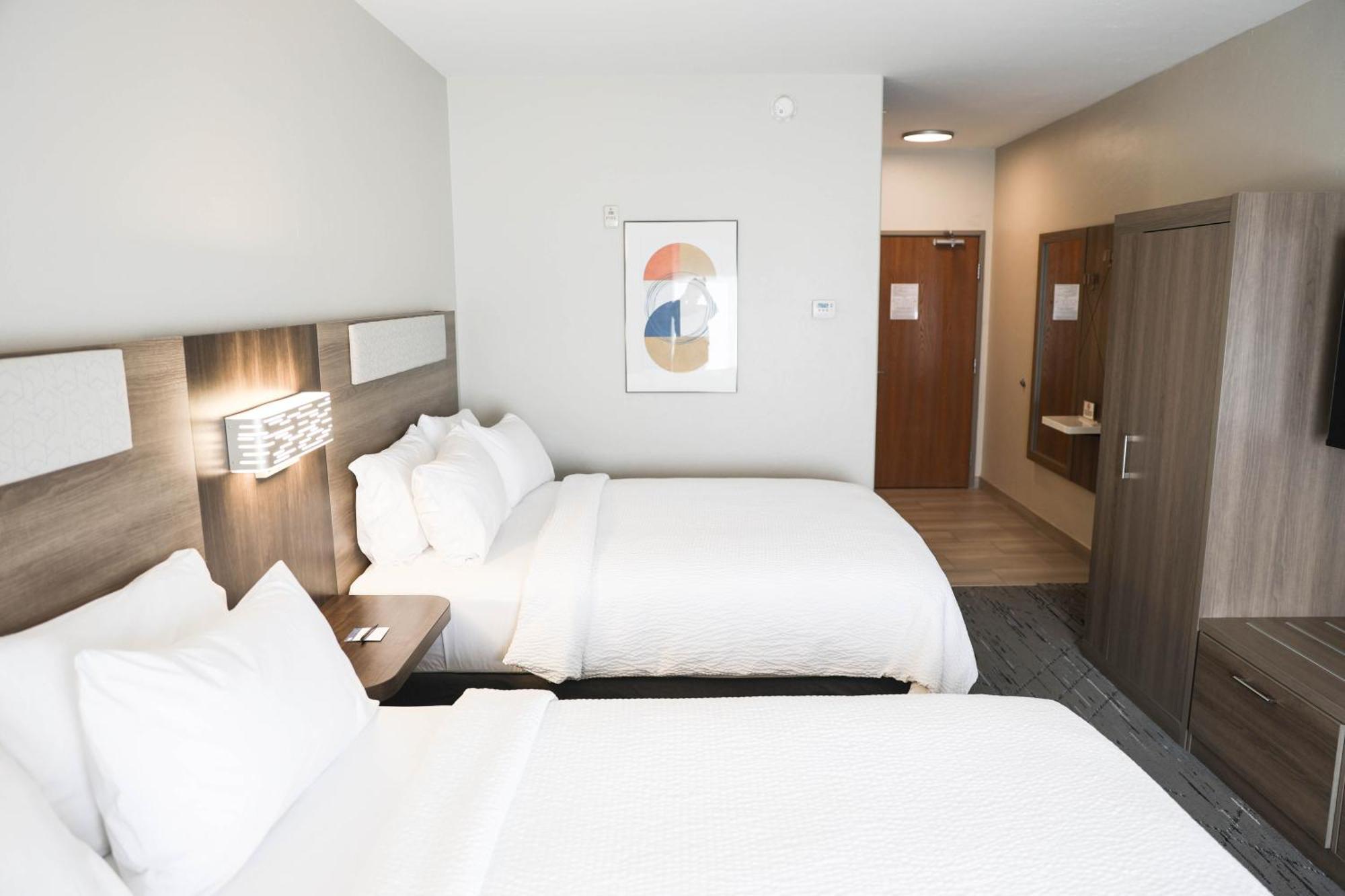 Queen Room Two Queen Beds Hearing Accessible or Non-Smoking,1692040811:JPEG