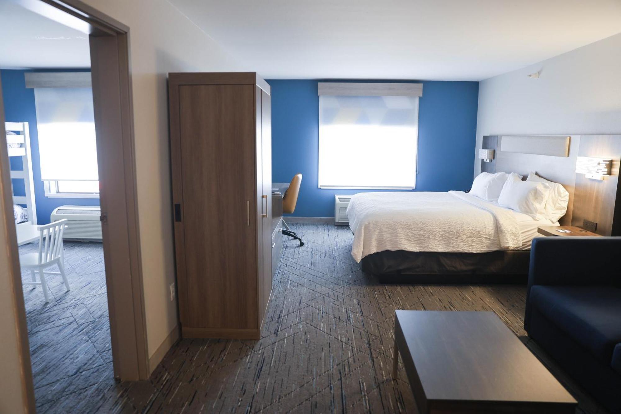 Suite One King Bed One Twin Bed Non-Smoking,1692040809:JPEG