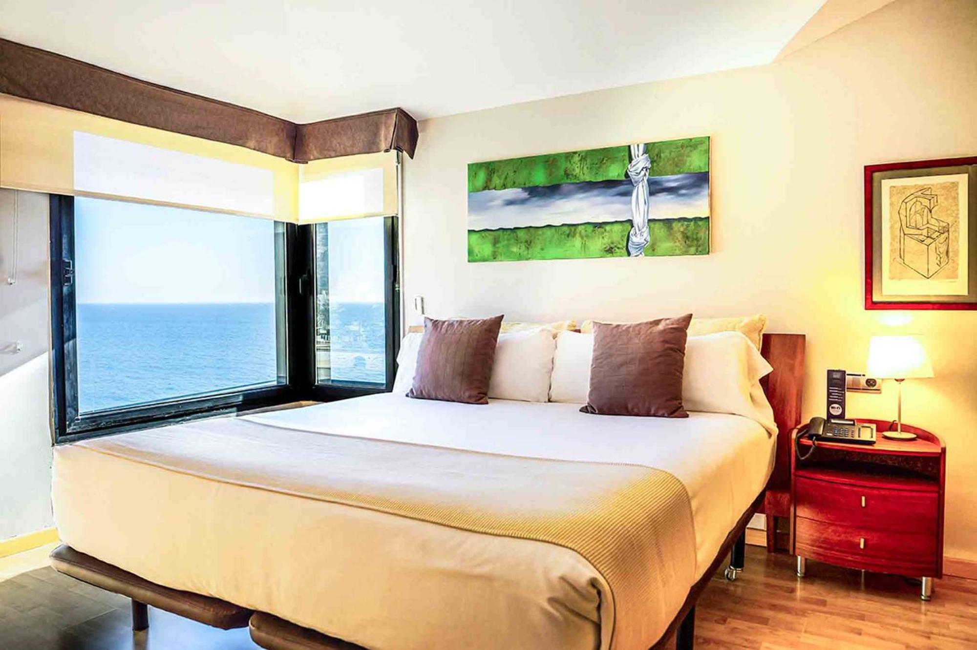 Suite con bañera de hidromasaje y cama grande