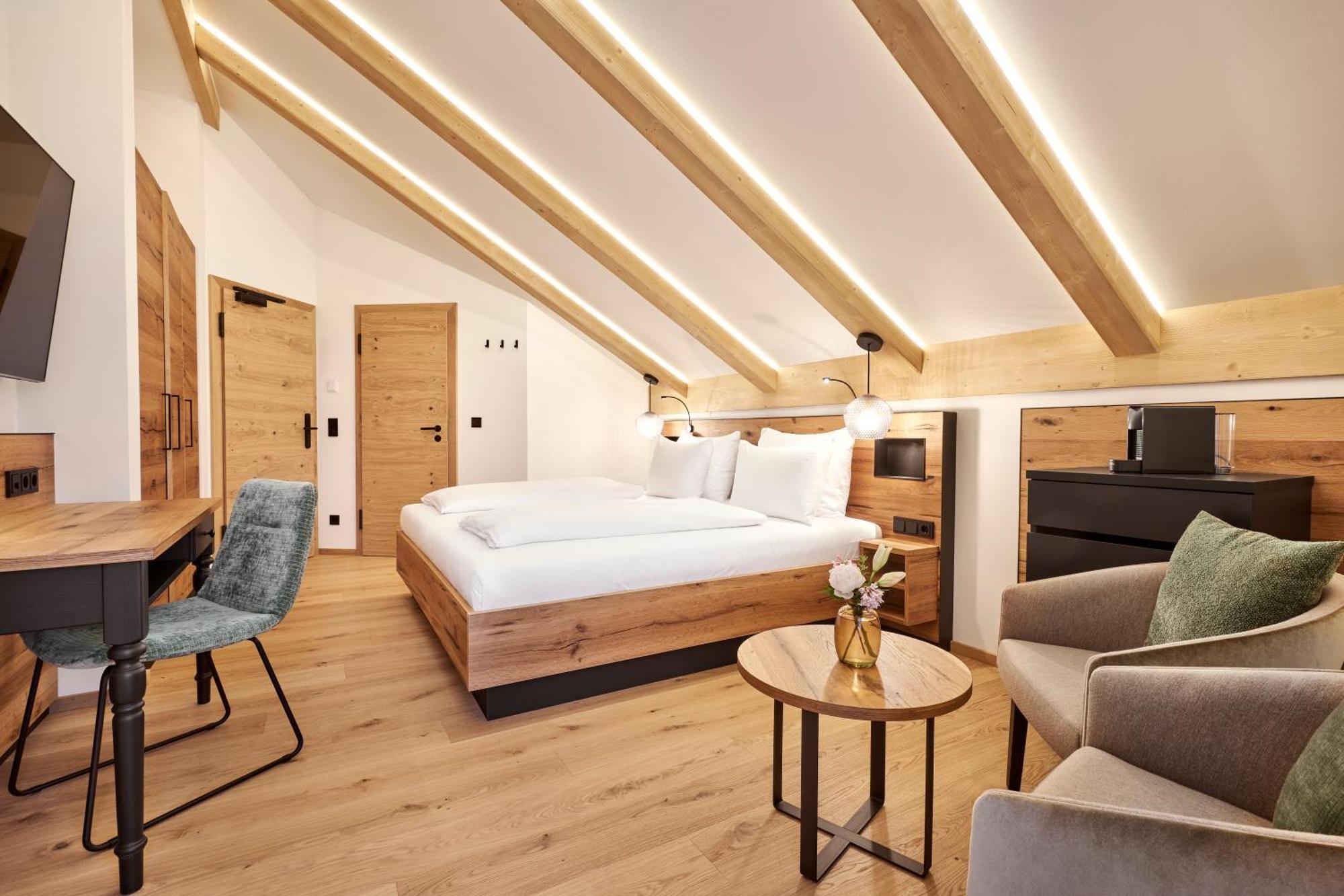 Double Room with Mountain View,1697815233:JPEG