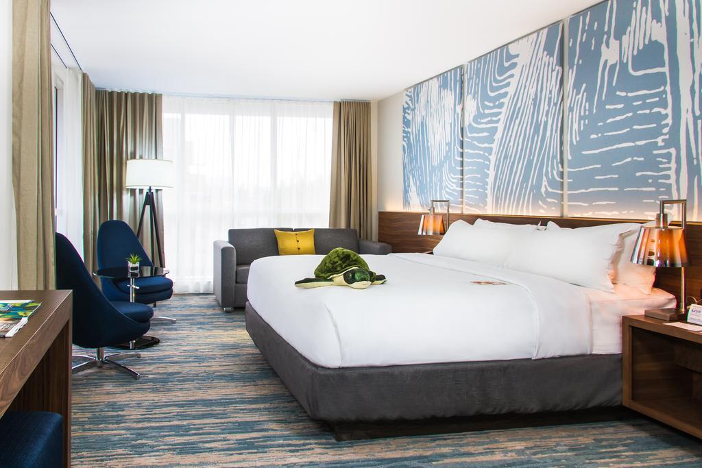 Junior Suite King Bed and Queen Bed with Sofa Bed,706884910:JPEG
