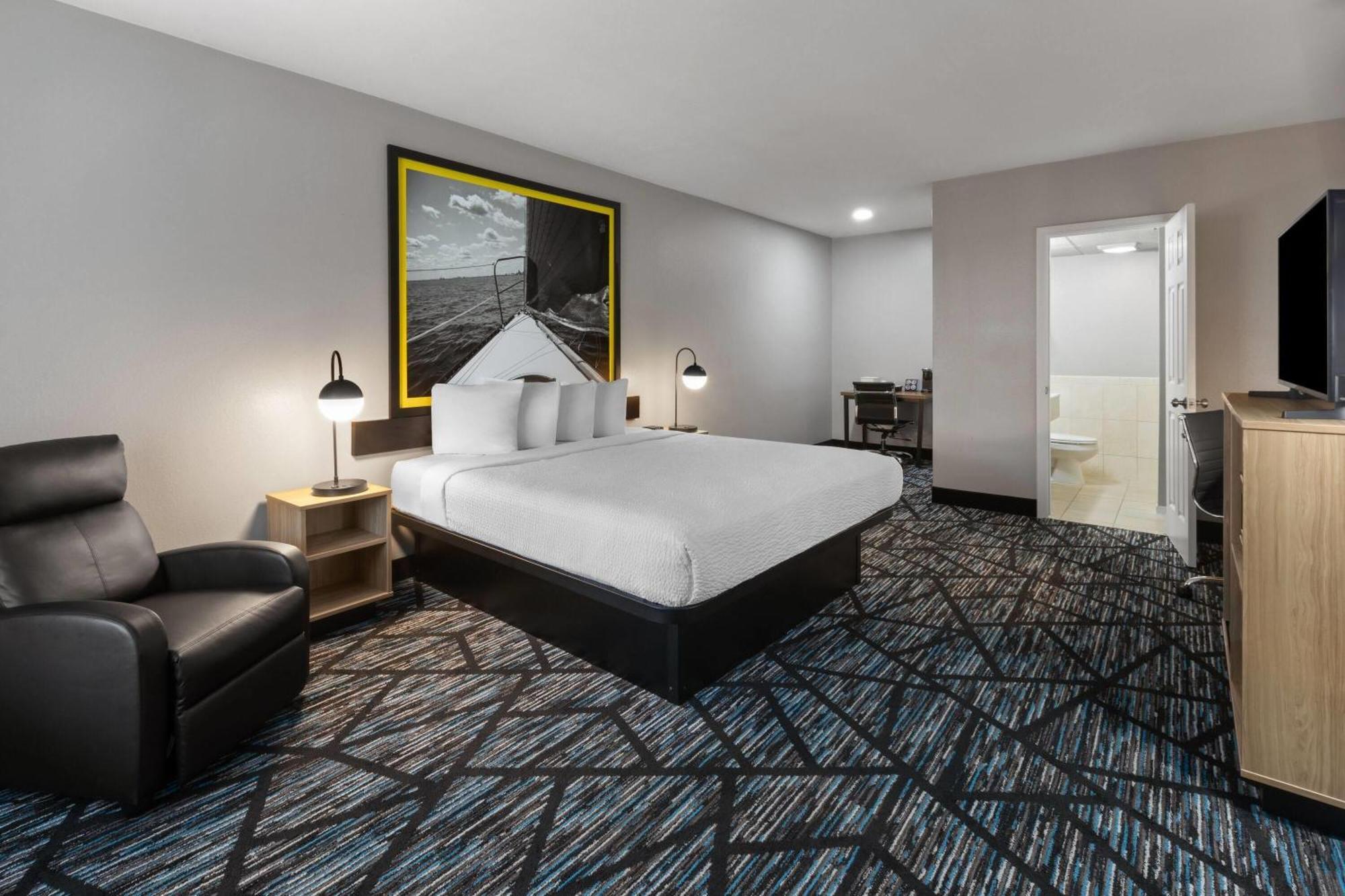 Deluxe King Room - Non-Smoking,1699053768:JPEG