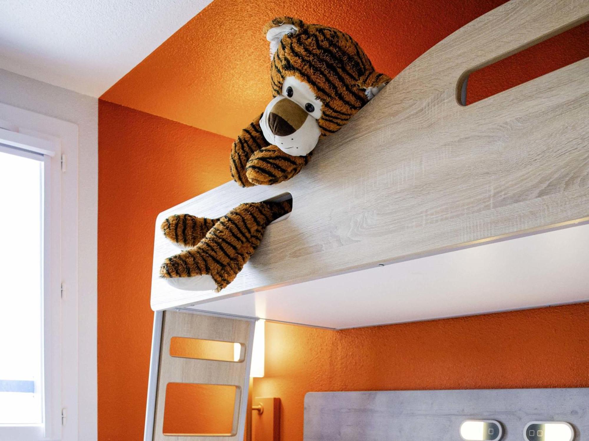 Chambre Triple avec 2 Lits Simples et 1 Lit Superposé