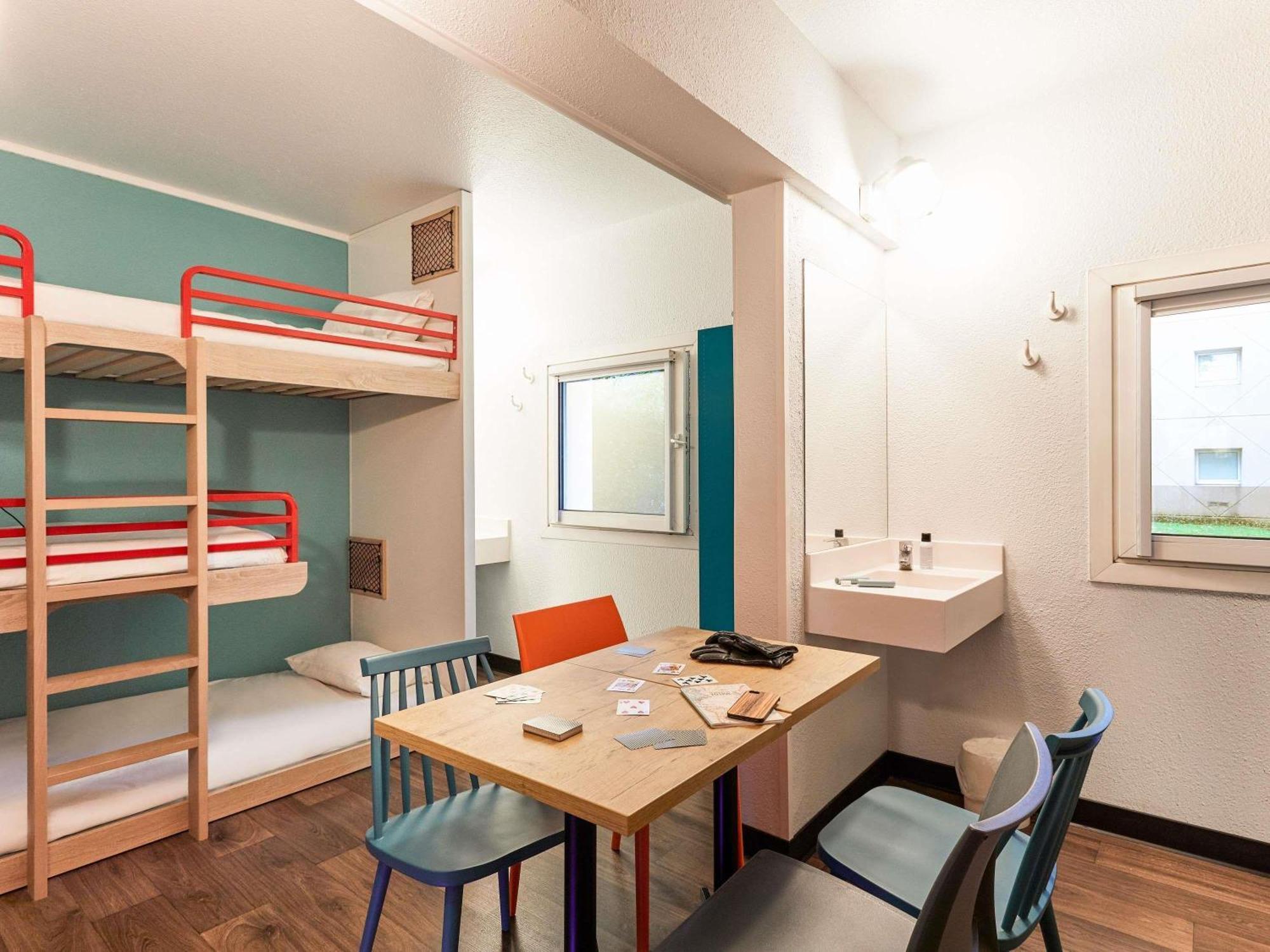 Chambre Break avec 3 Lits Simples Superposés et Salle de Bains Commune