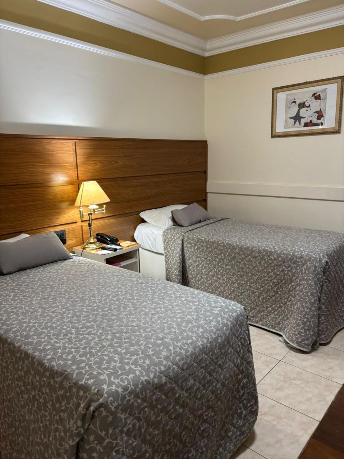 Quarto com 2 Camas de Solteiro
