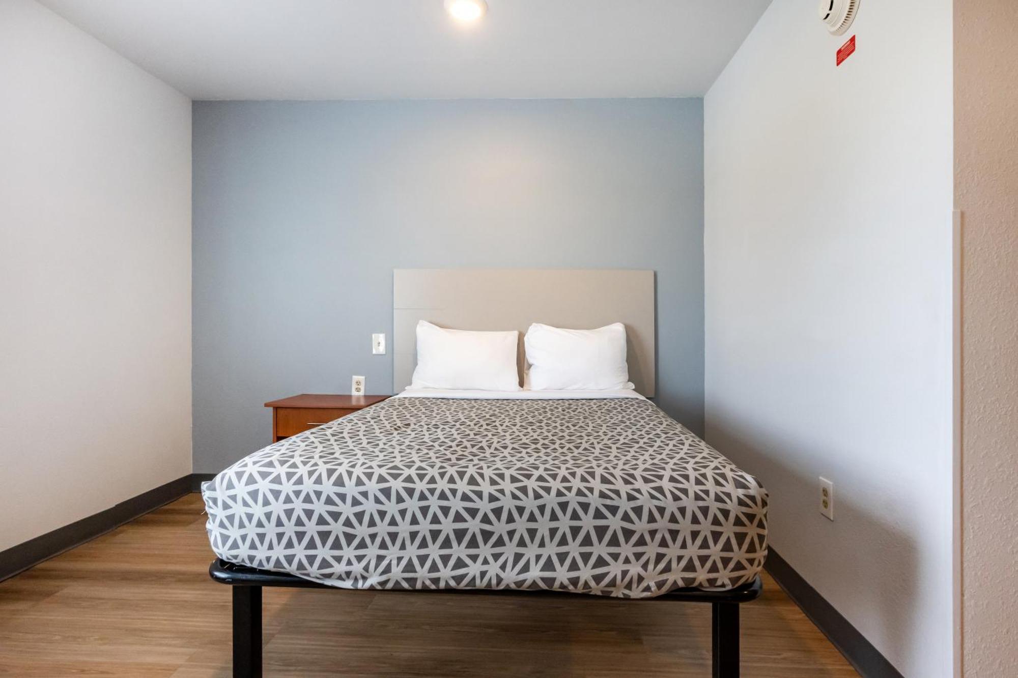 Efficiency Queen Room - Accessible/Non Smoking