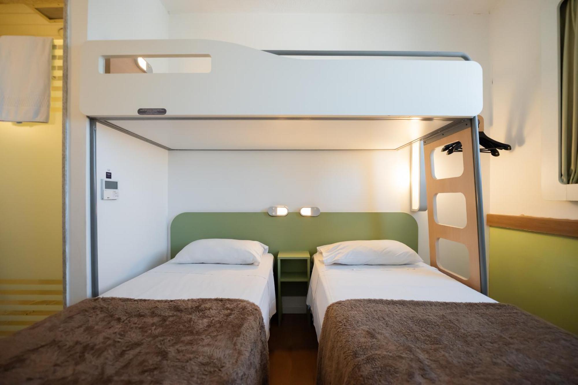 Standard room - 2 twin beds and 1 bunk bed,1714081594:JPEG