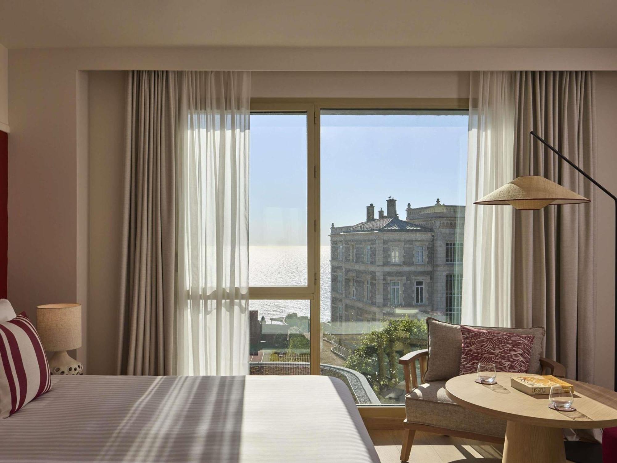 Chambre Lit King-Size Panoramique de Luxe avec Vue sur Océan
