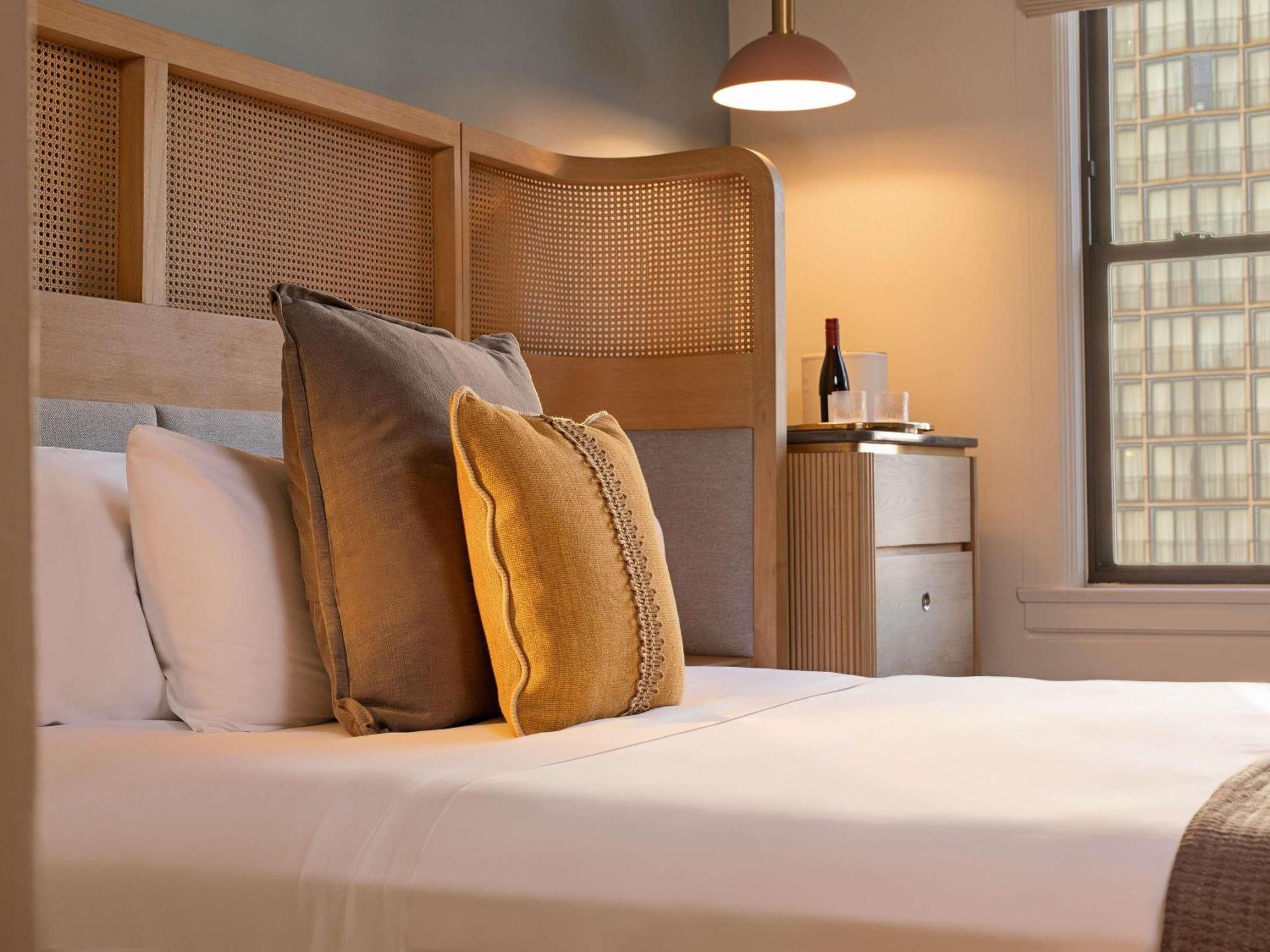 Chambre Lit Queen-Size Classique - Vue sur Ville