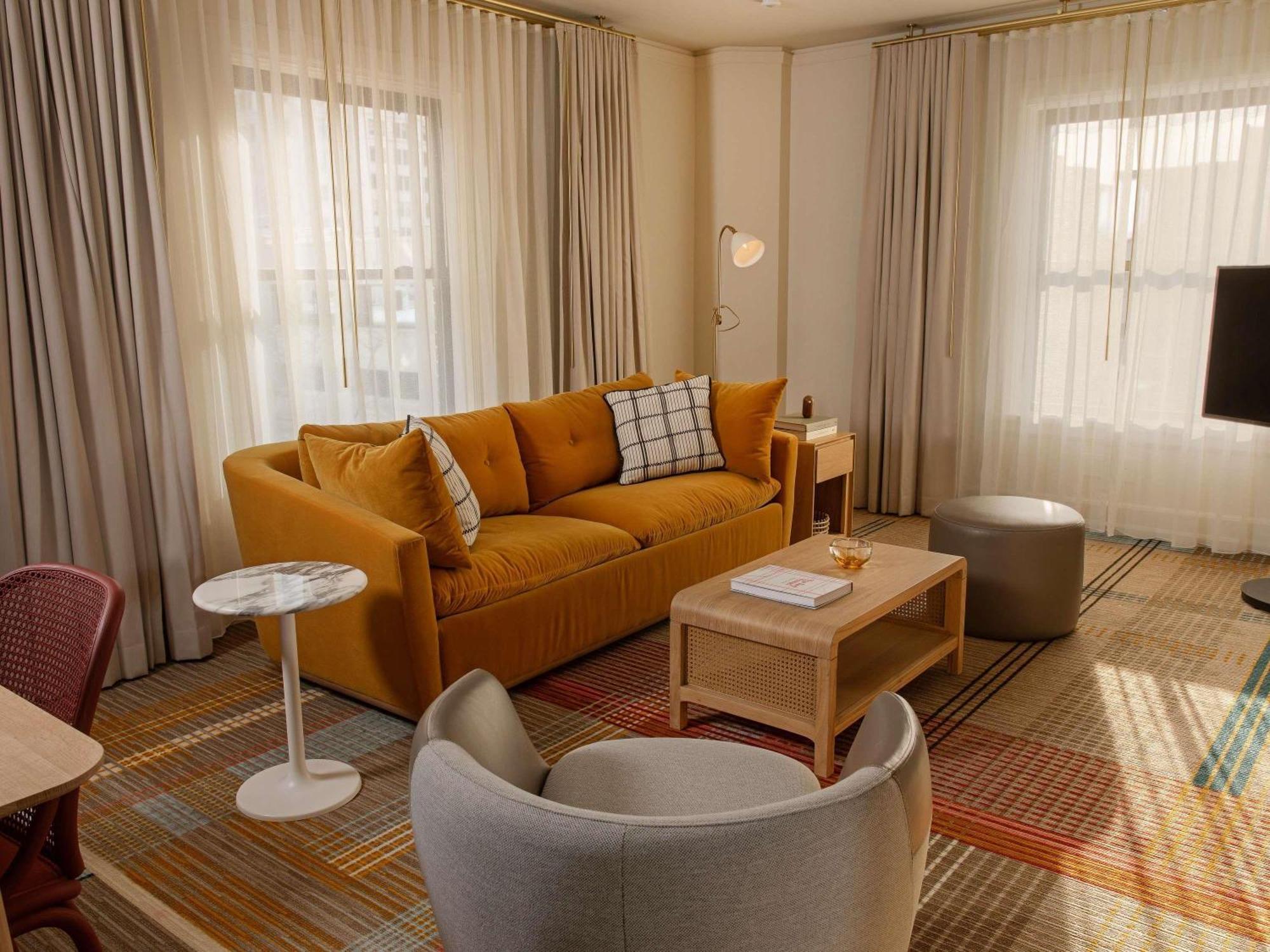 Suite Lit King-Size Premier d'Angle - Vue sur Ville