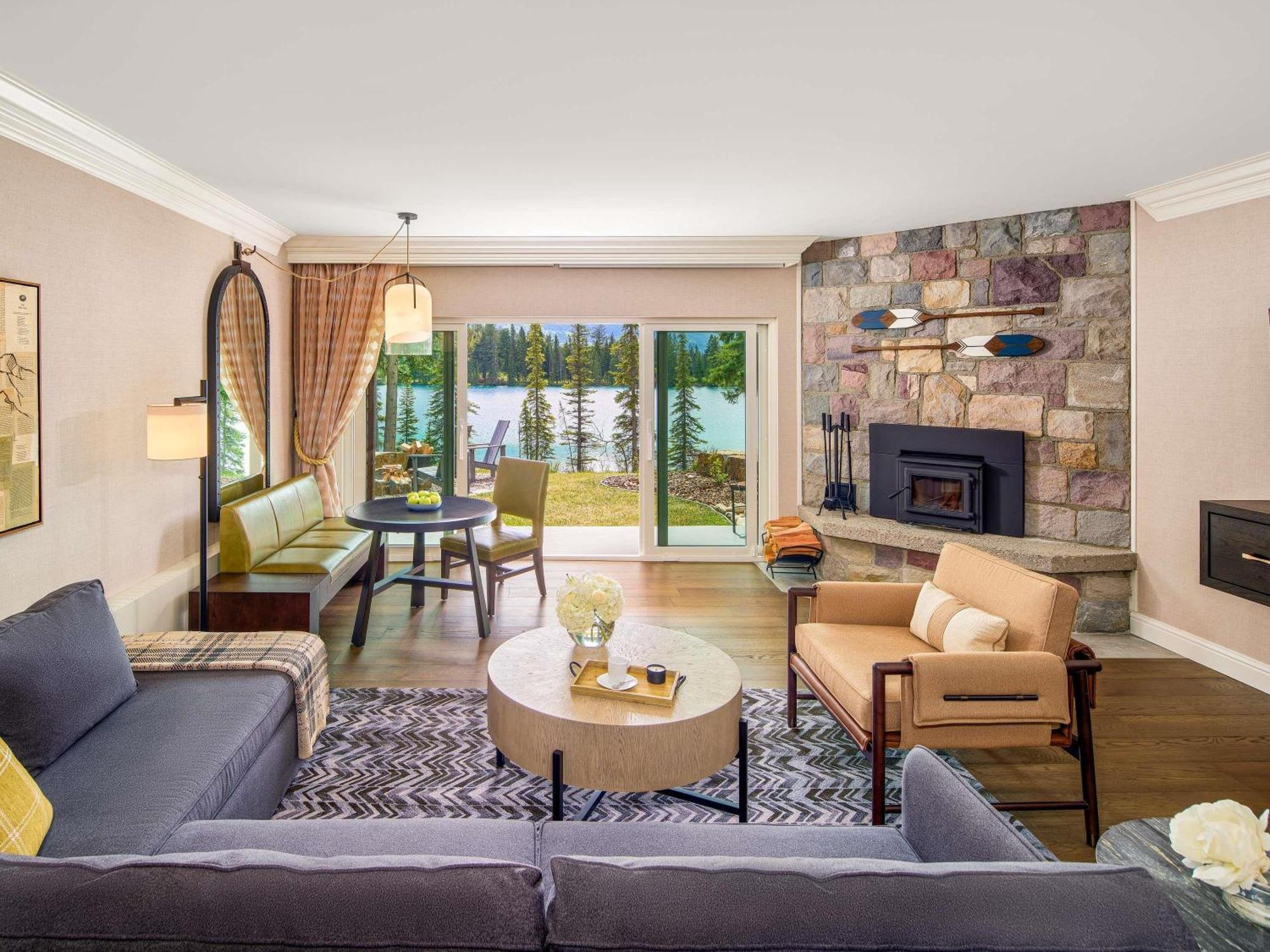 Luxuriöse Suite am See mit Doppelbett, Wohnzimmer und Terrasse – eingeschränkter Seeblick