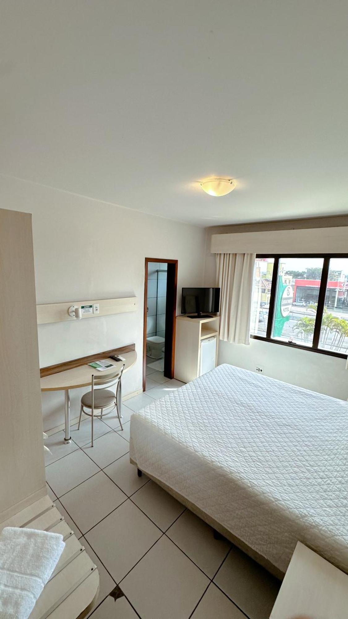 Quarto Econômico com 1 Cama de Casal