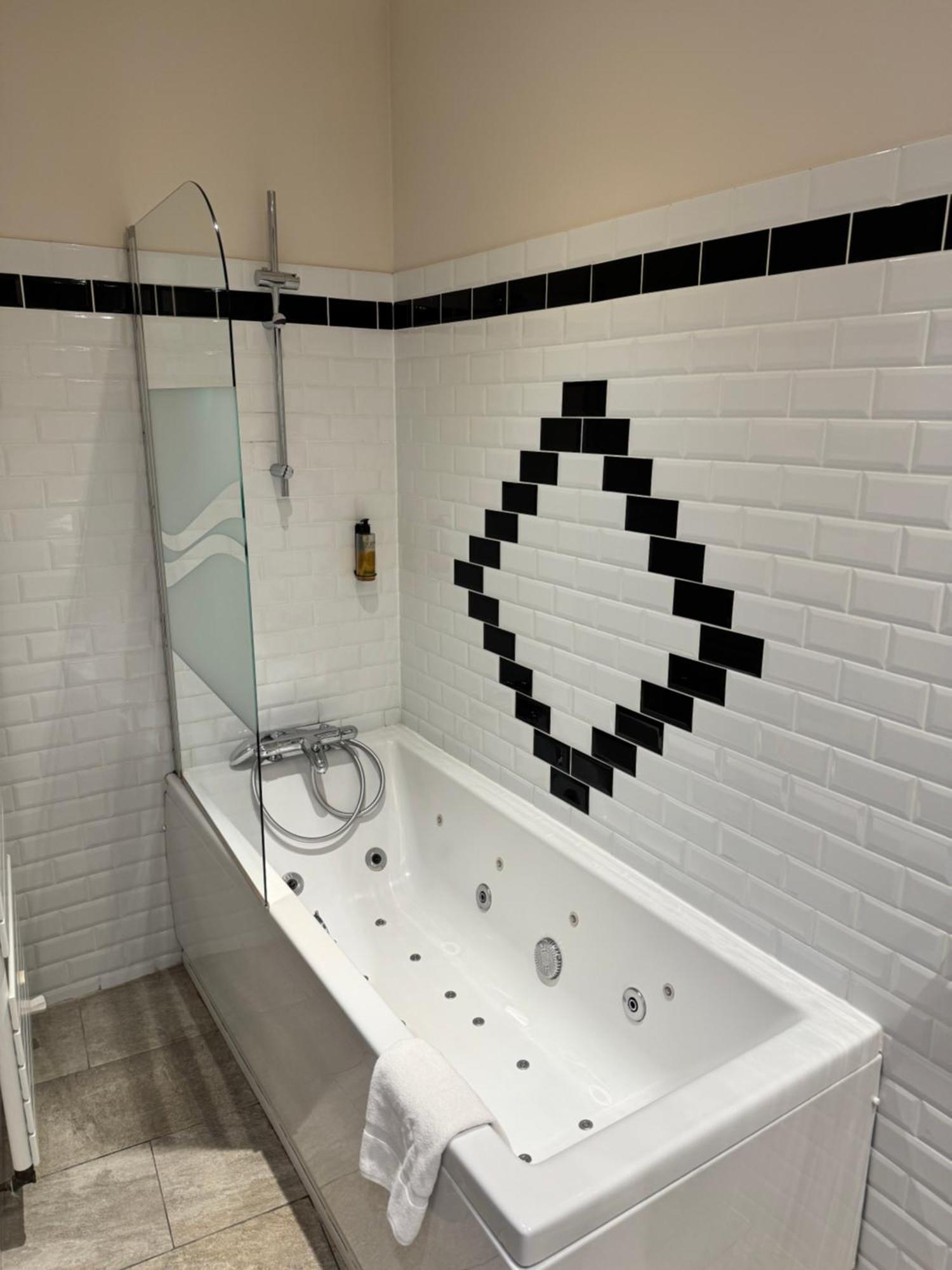 Chambre Lit Queen-Size avec Baignoire Spa