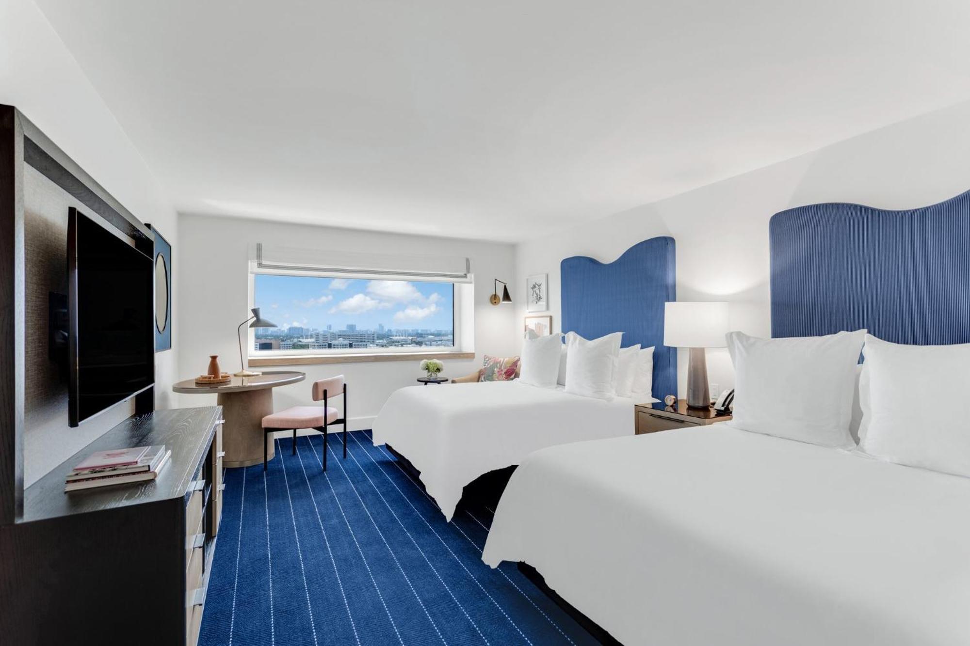 Classic Queen Kamer met 2 Queensize Bedden en Uitzicht op de Baai