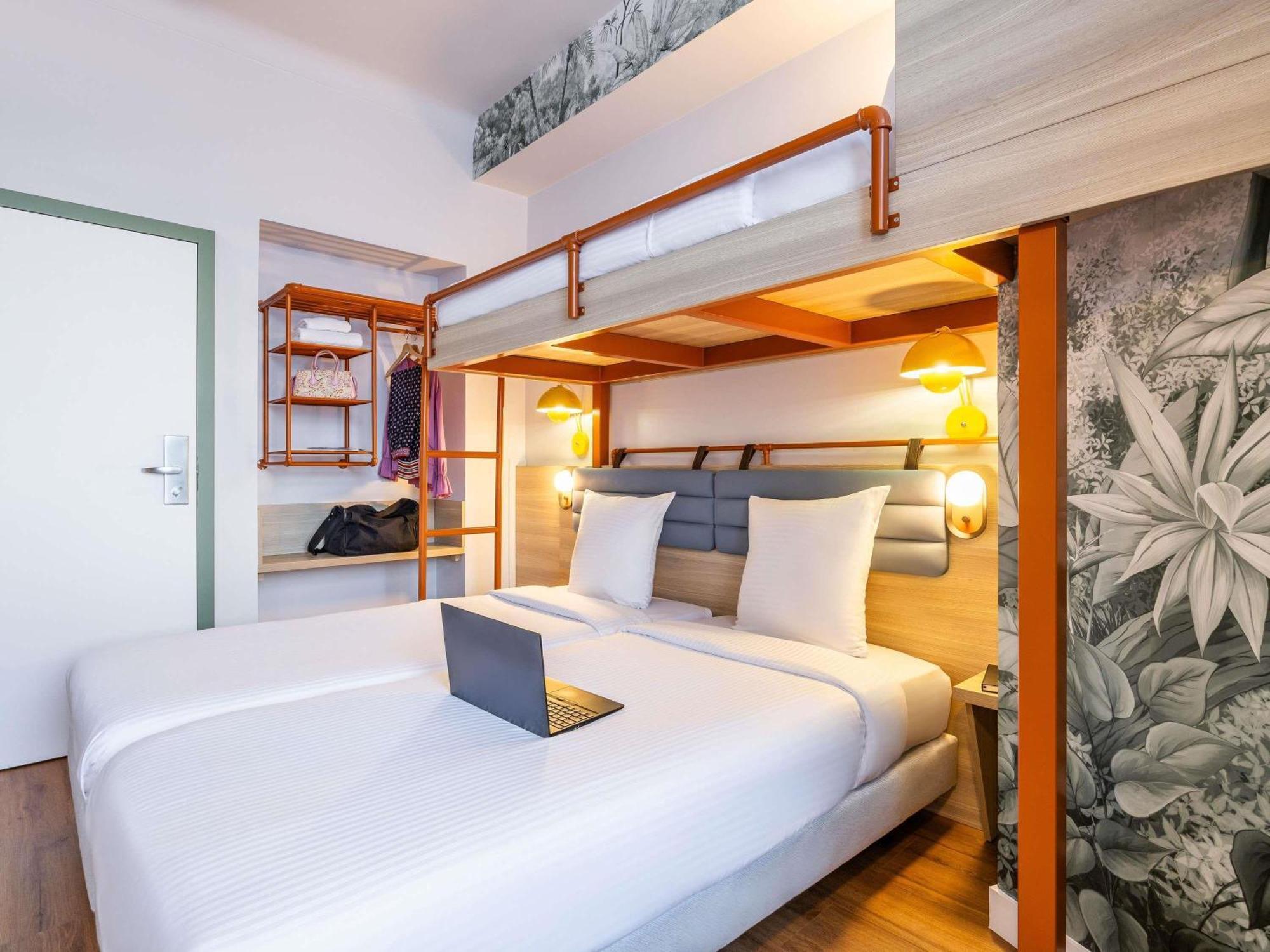 Camera Standard con Letto Matrimoniale e Letto a Castello