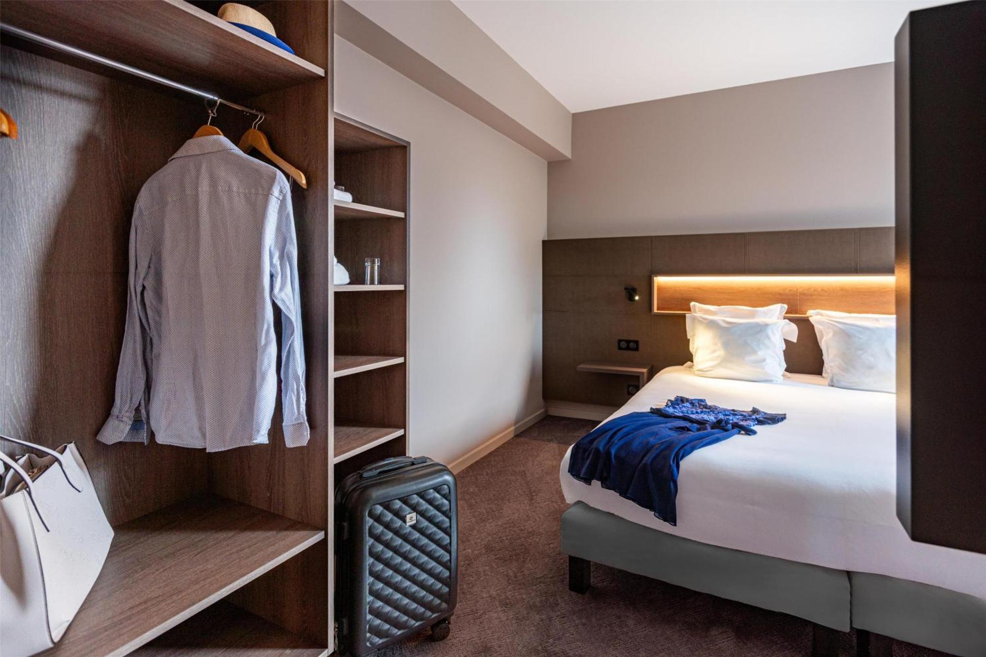 Family Room with One Queen Bed and Two Single Beds - Non-Smoking,1739372415:JPEG