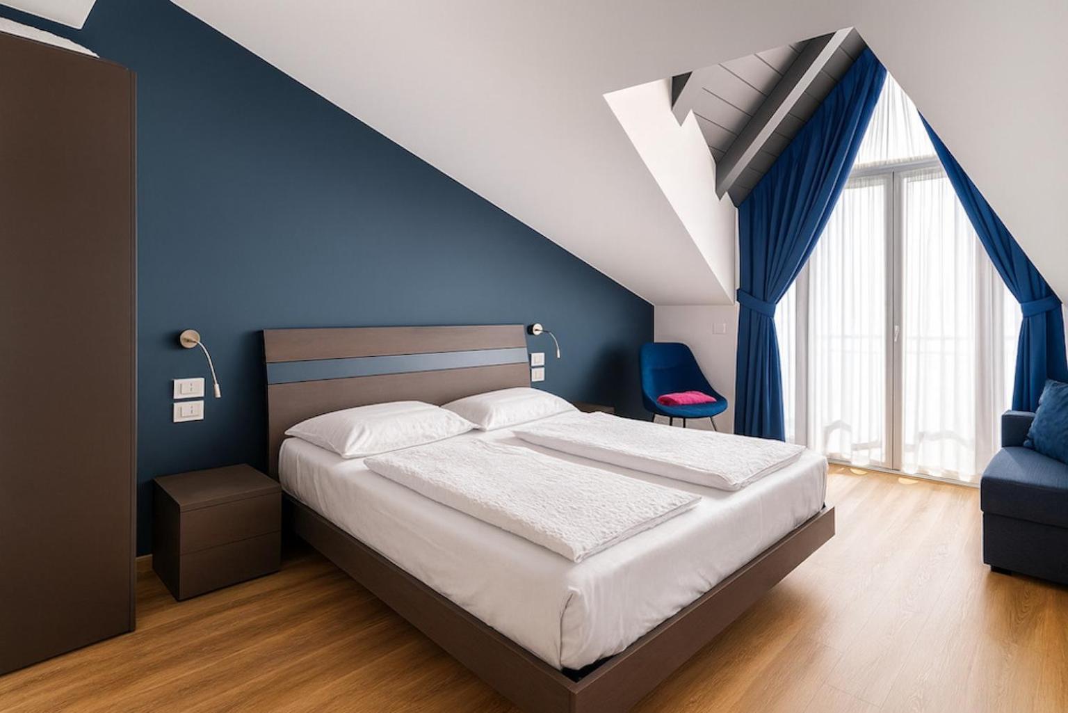 Classic Double Room Attic,1739379108:JPEG
