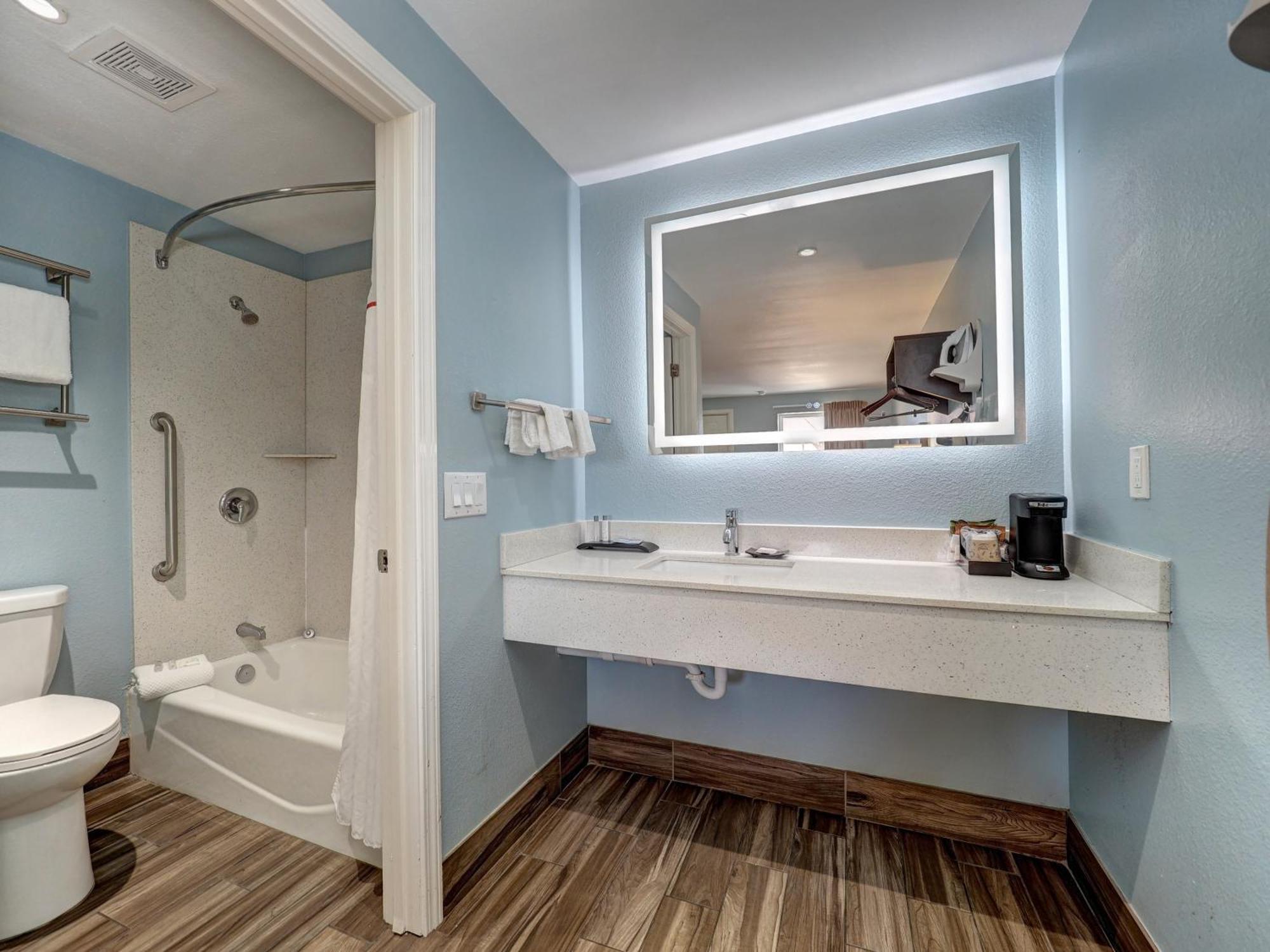 Deluxe King Room - Disability Access/Roll In Shower - Smoke Free,1739462826:JPEG