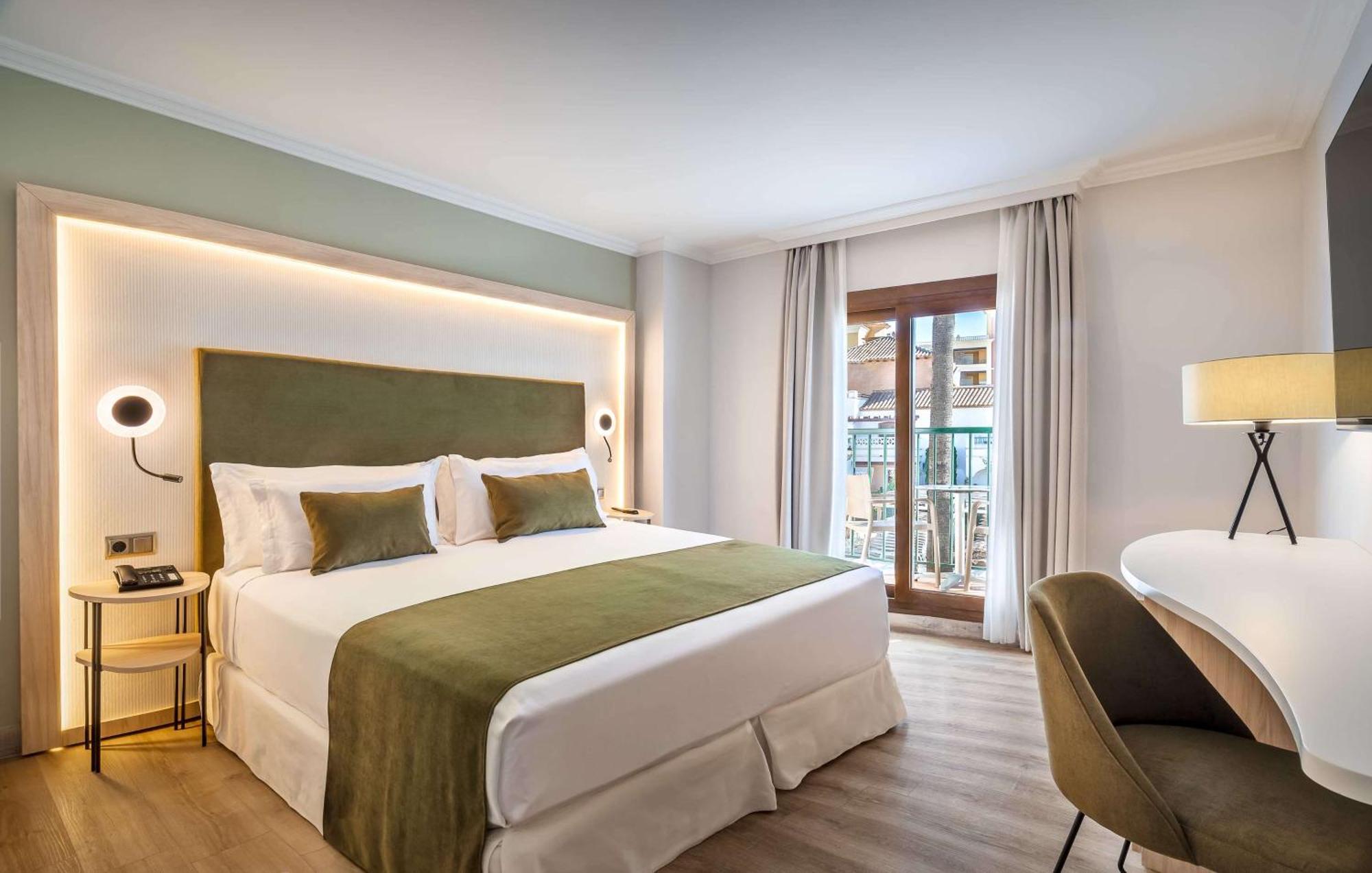 Habitación Doble con terraza, sofá cama y vistas a la piscina (2 adultos + 1 niño)