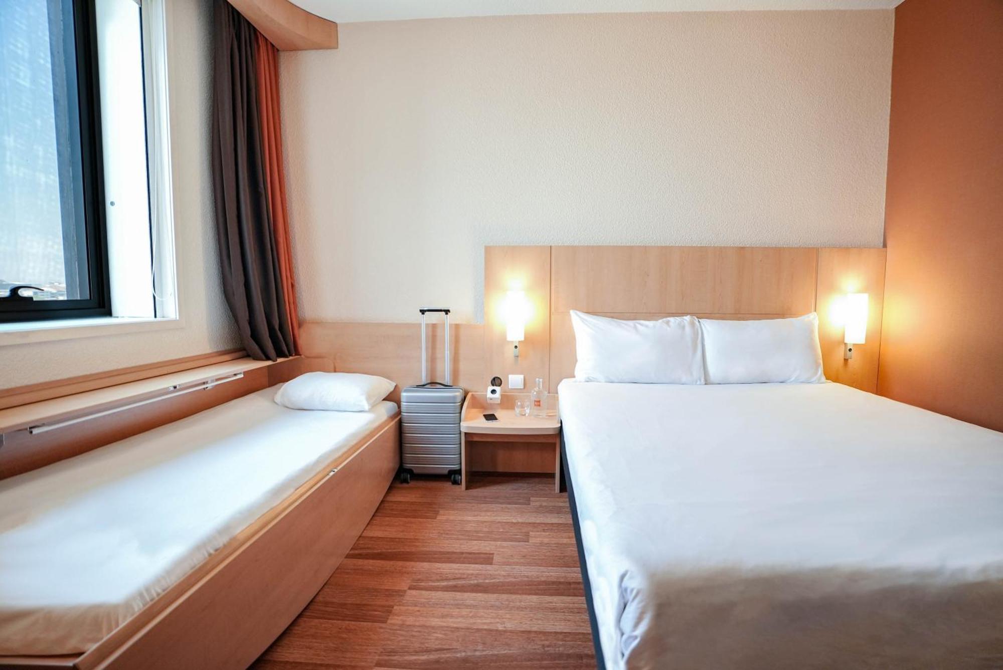 Standard Room with One Double and One Single Bed - Non-Smoking,1742662620:JPEG