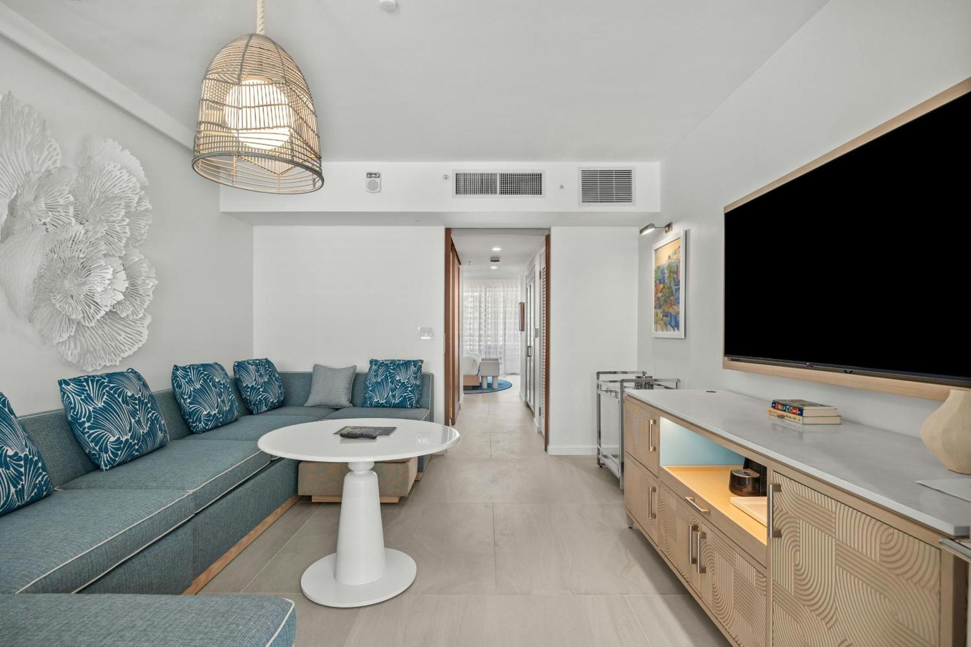 One-Bedroom Deluxe King Suite with Sofa Bed and Ocean View