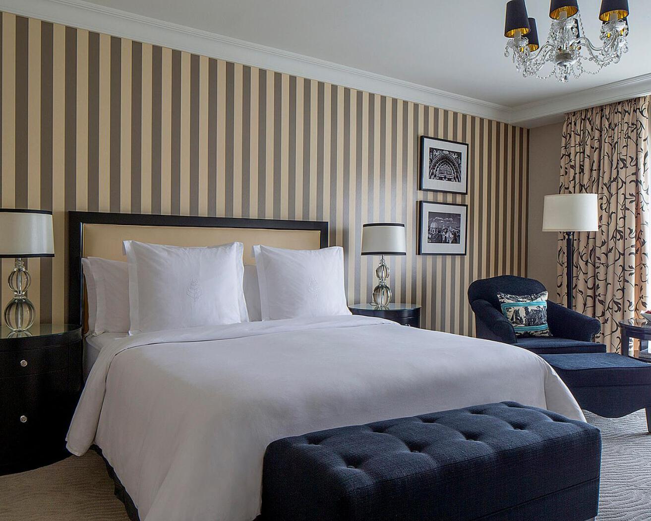 Modernes Zimmer mit Kingsize-Bett