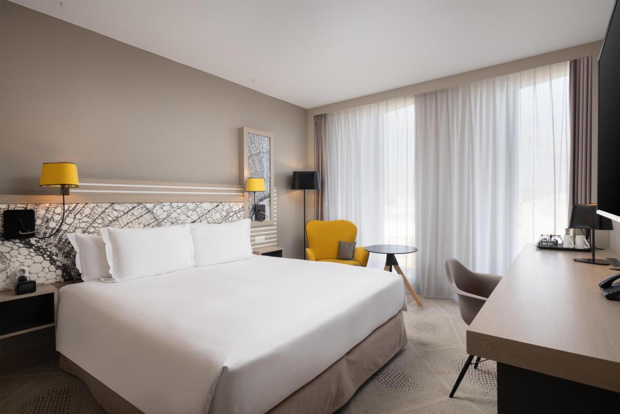 Zimmer mit Kingsize-Bett