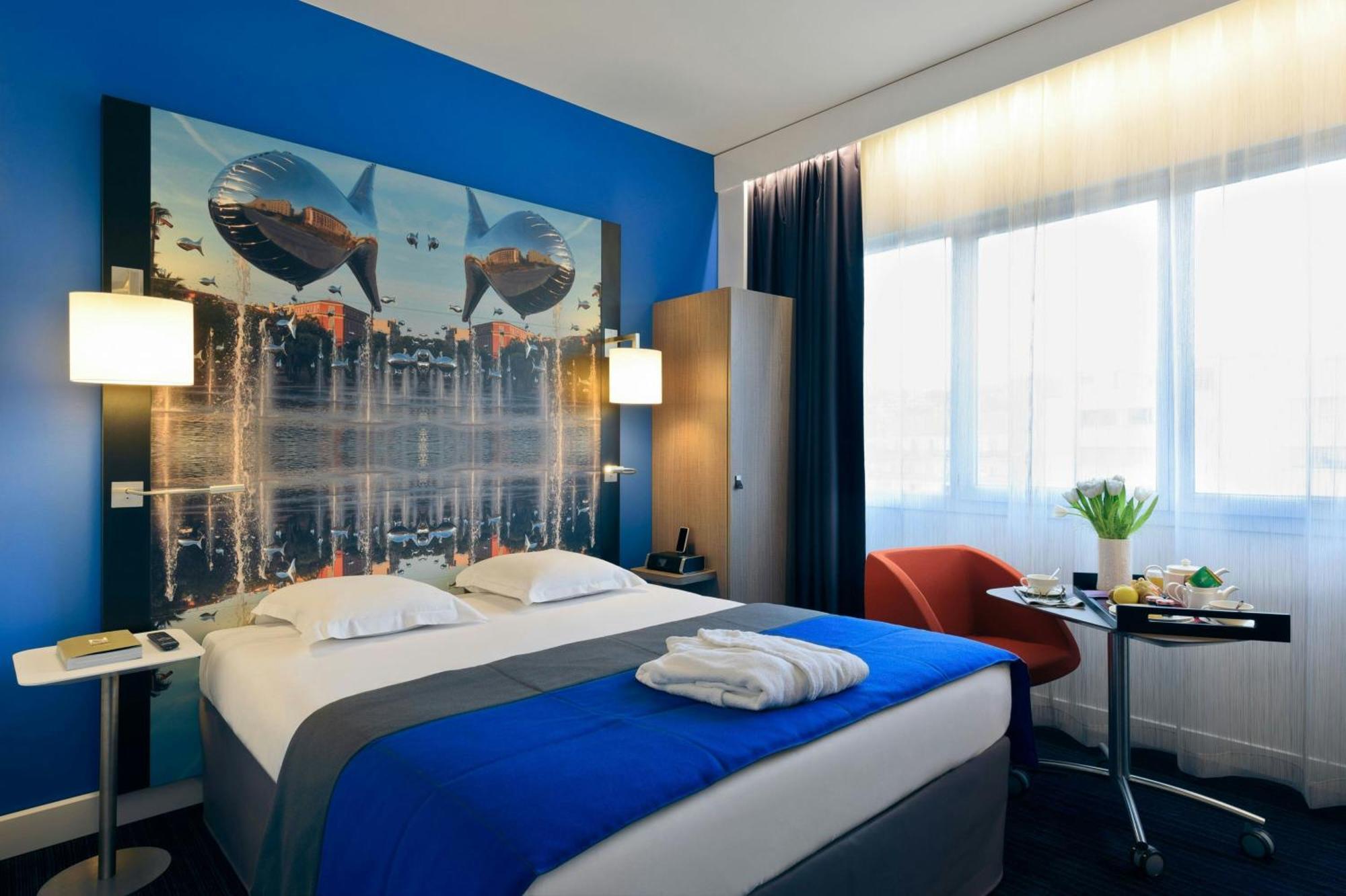 Classic Queen Room with City View