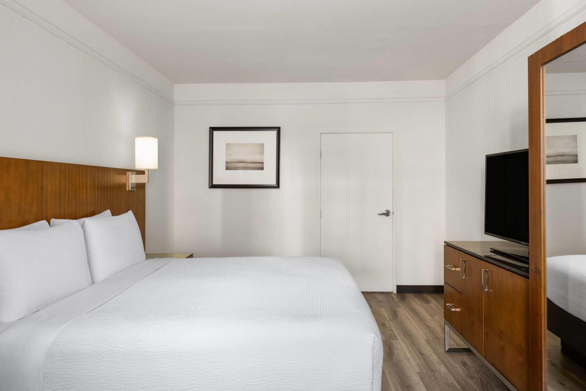 Suite with One King Bed and Walk-in Shower with Grab Bars - Mobility and Hearing Accessible/Non-Smoking,1756510457:JPEG