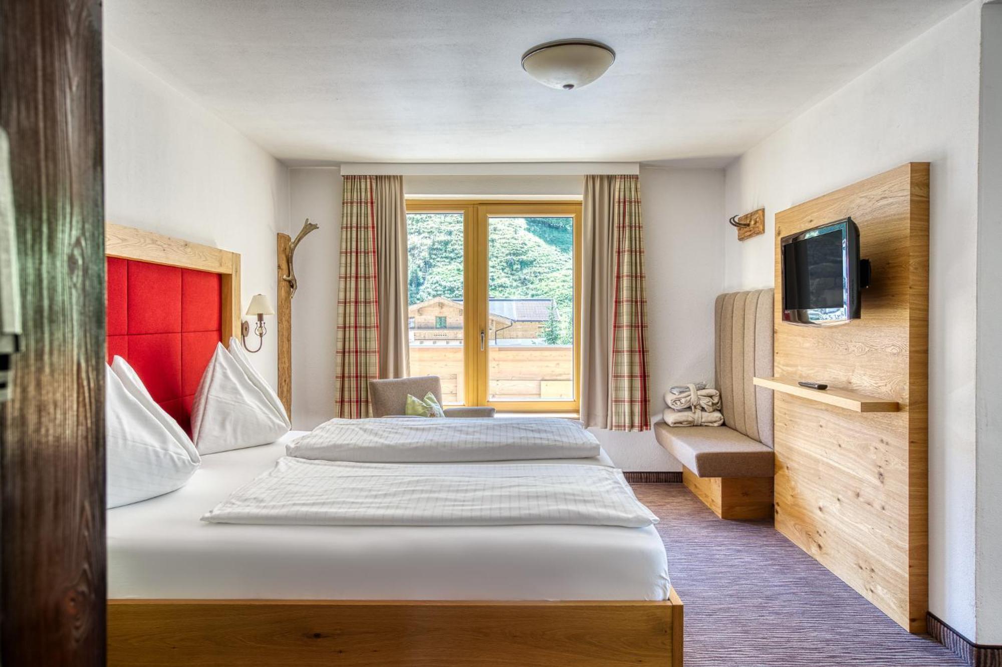 Edelweiss Suite mit Balkon und Bergblick