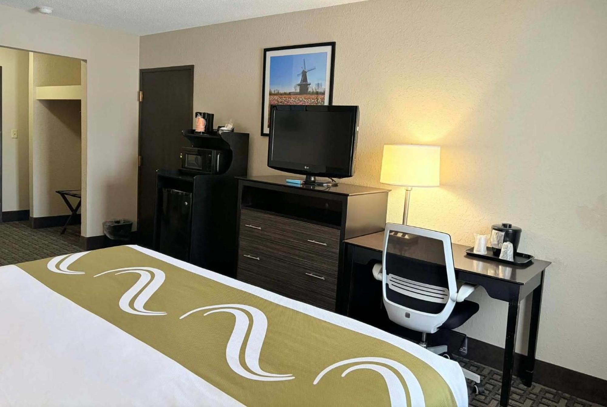 King Room with Mobility/Hearing Access and Roll-In Shower, Non-Smoking,1758360035:JPEG