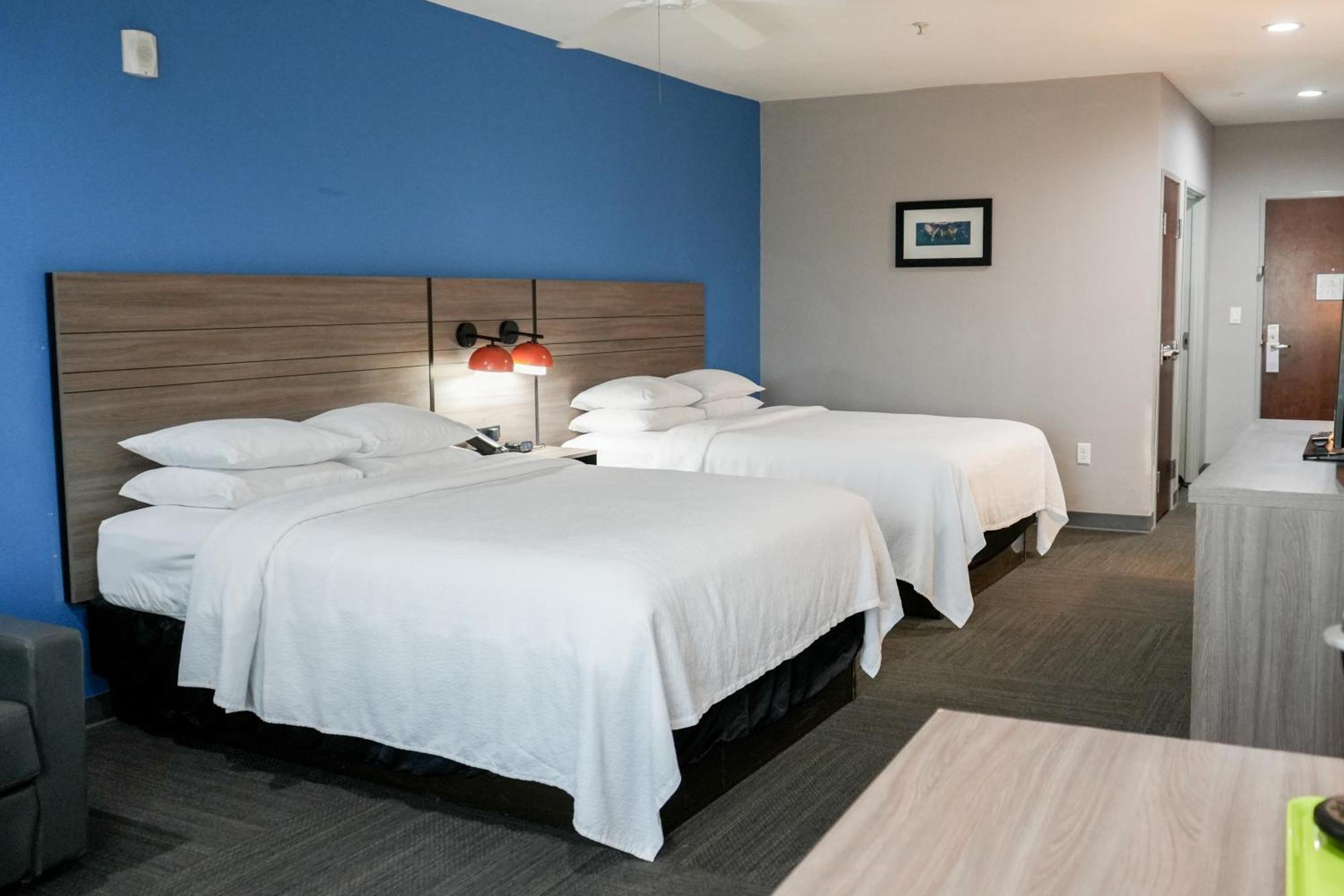 Deluxe Two Queen Room- Wheelchair Accessible