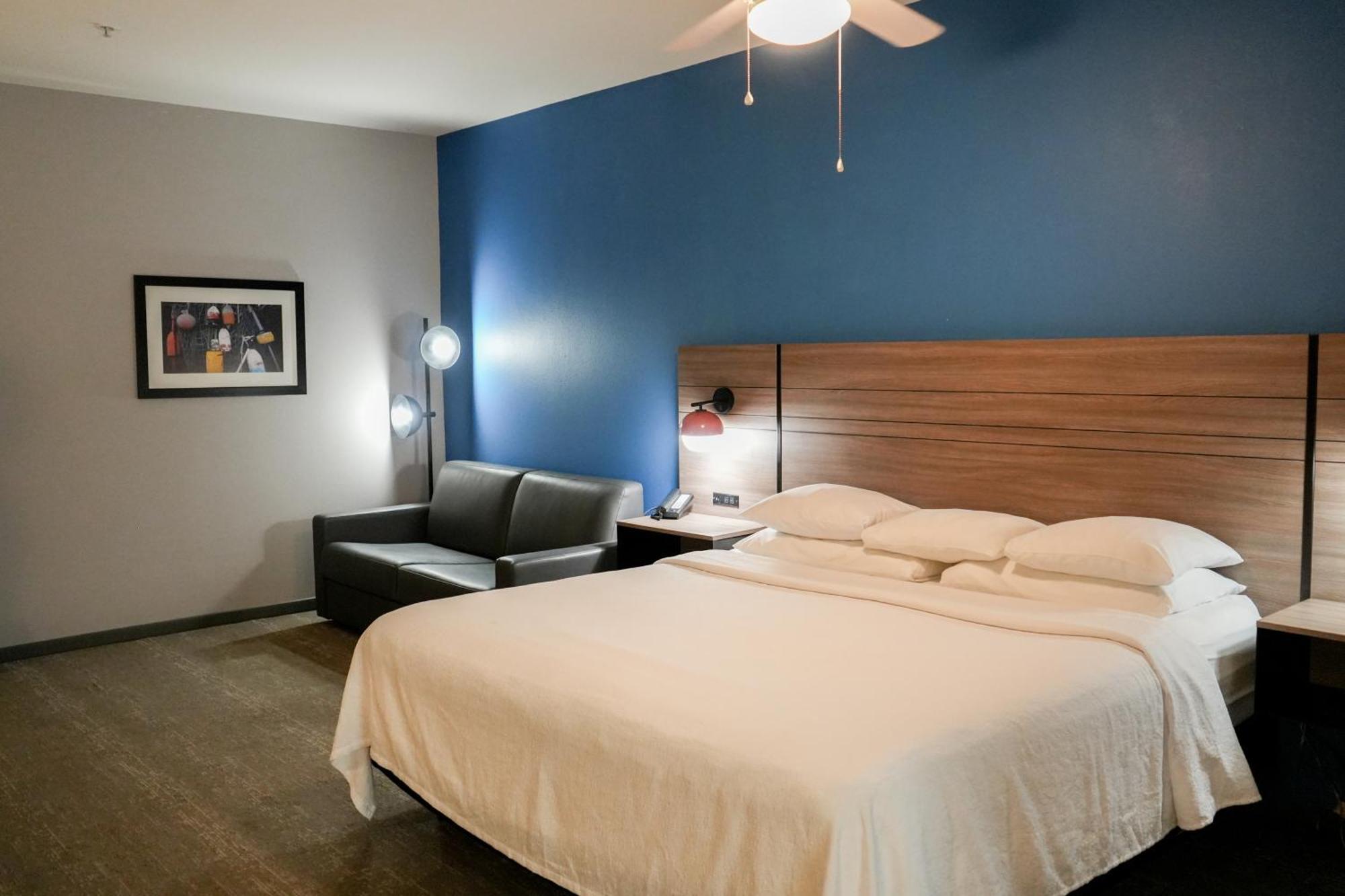 Deluxe Single King Room with Sofa Bed