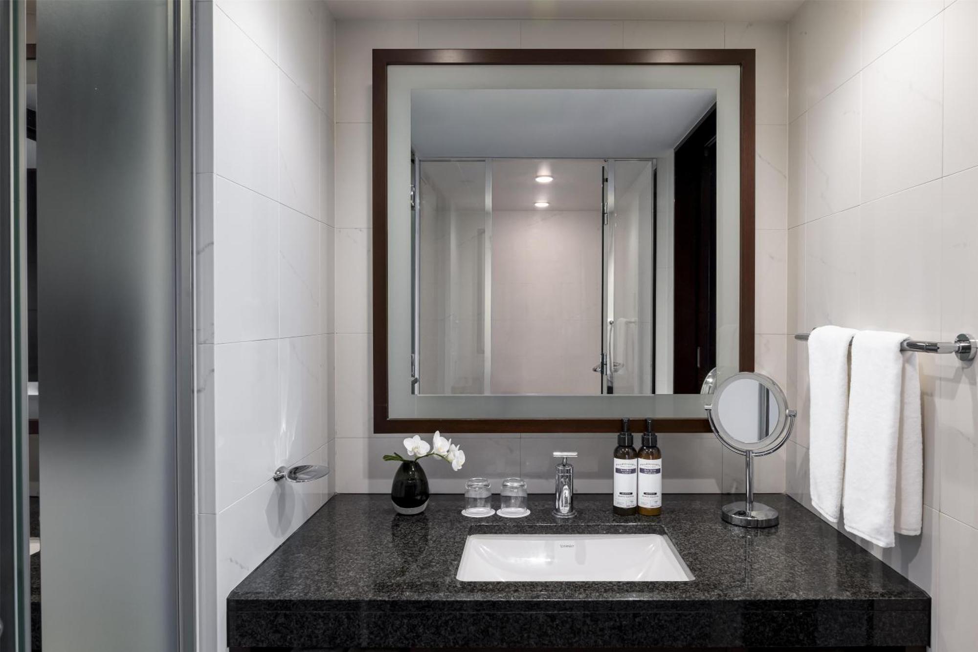 Habitación Doble con cama grande y acceso al club