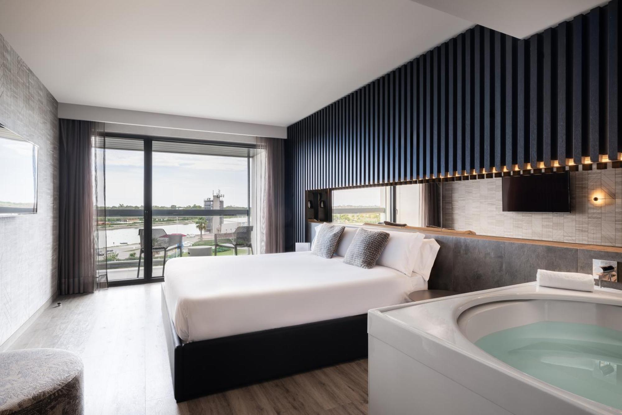 Luxury Suite with Spa Bath,1765153222:JPEG