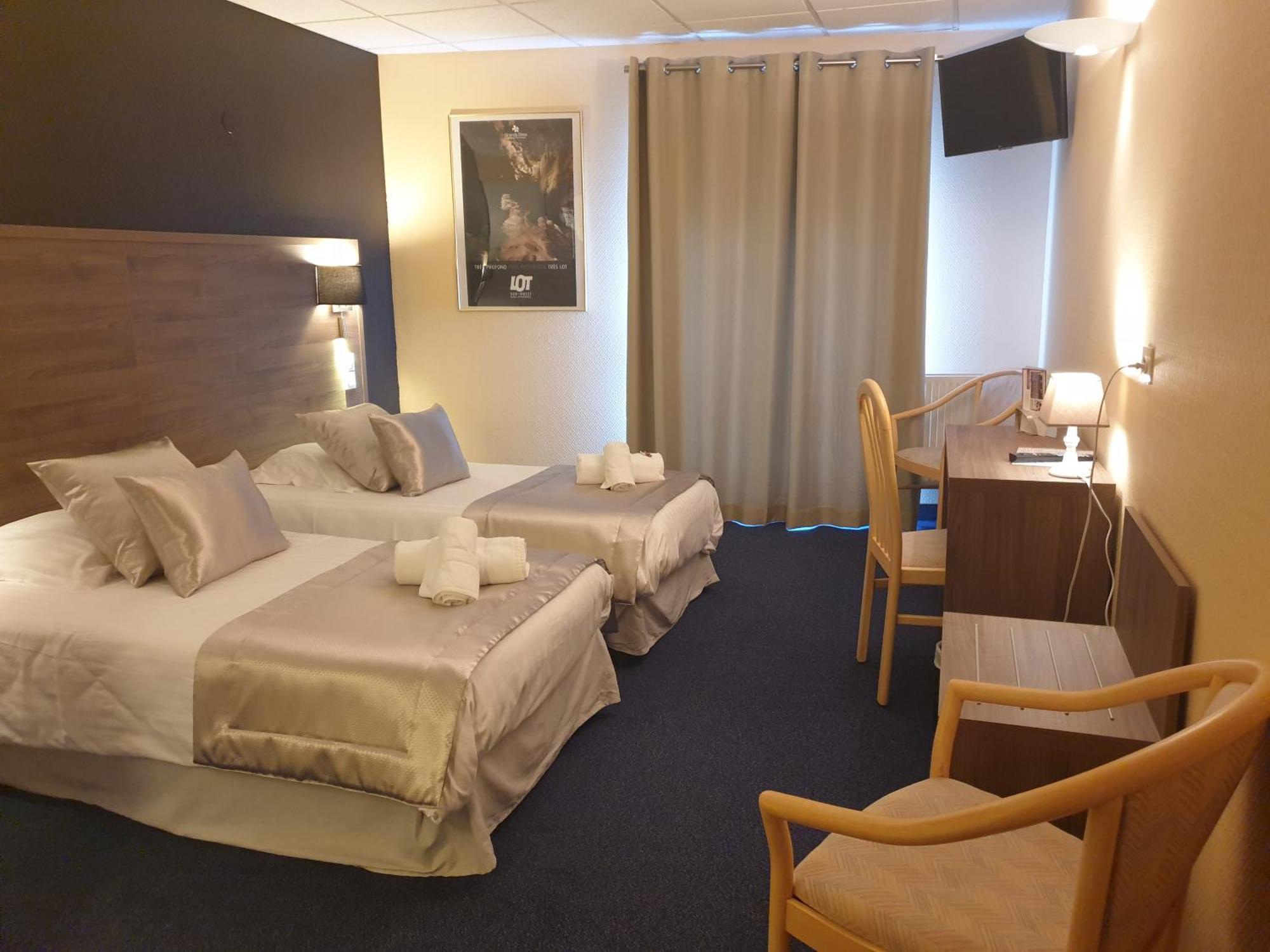 Chambre Quadruple avec 1 Lit Double et 2 Lits Simples