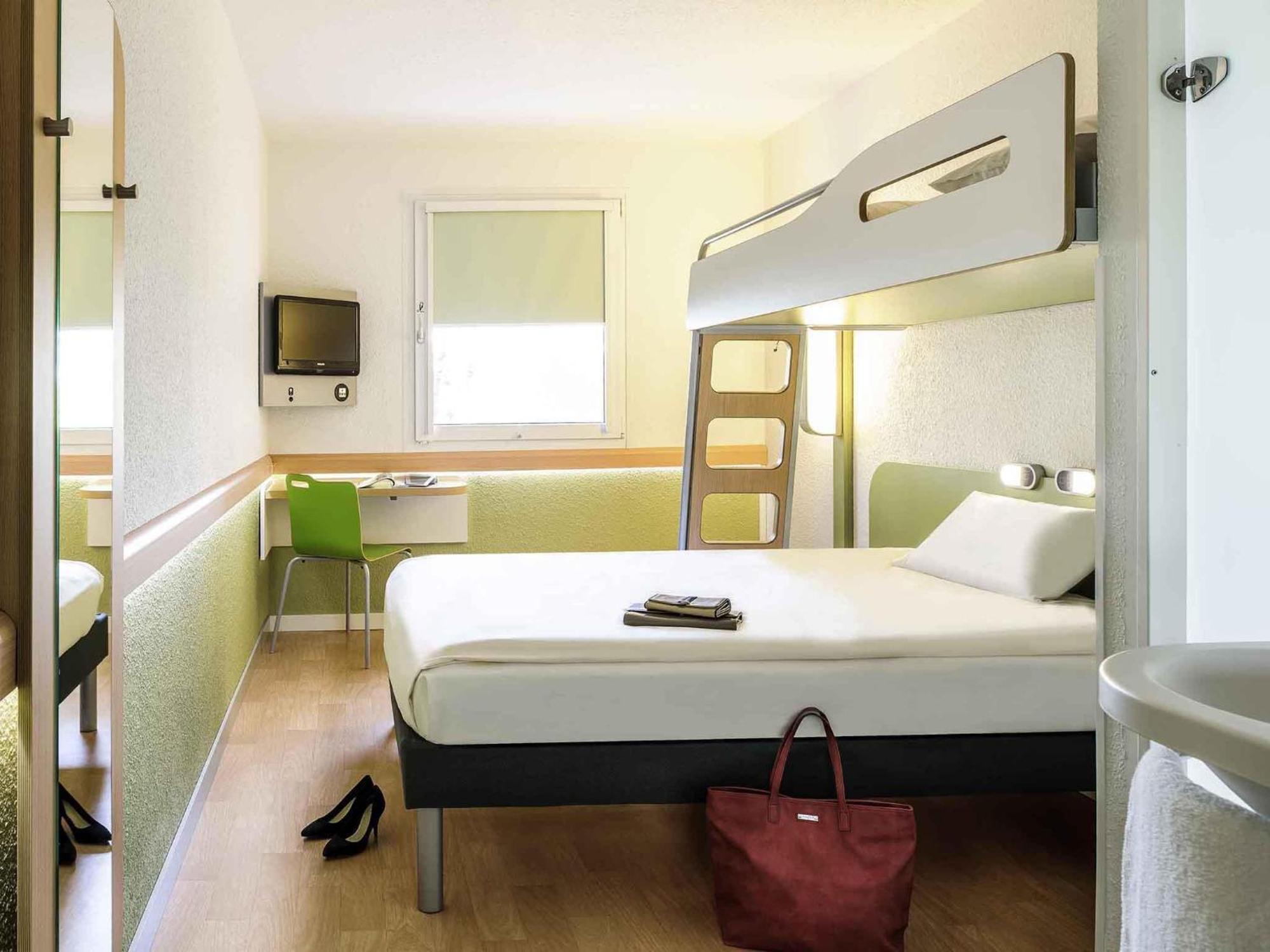 Driepersoonskamer met 1 Tweepersoonsbed en 1 Stapelbed