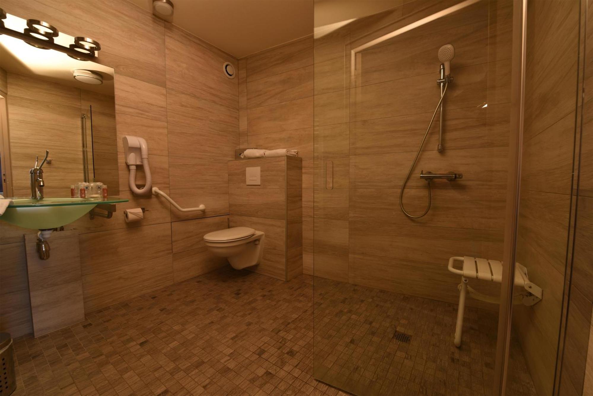 Chambre Lit Queen-Size Standard avec Douche à l’Italienne - Accessible aux Personnes à Mobilité Réduite - Non-Fumeurs