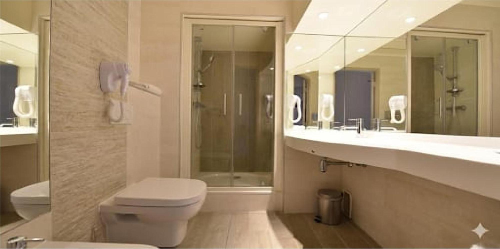 Chambre Familiale avec 1 Lit Queen-Size et 1 Lit Double - Mezzanine - Vue sur la Cour - Non-Fumeurs