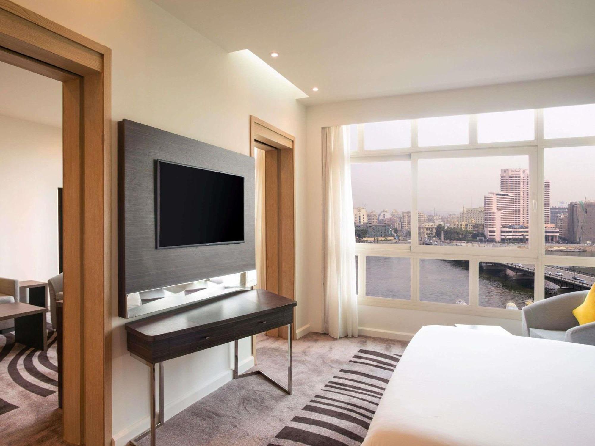 Superior Suite mit einem Doppelbett und Sofa – Flussseite