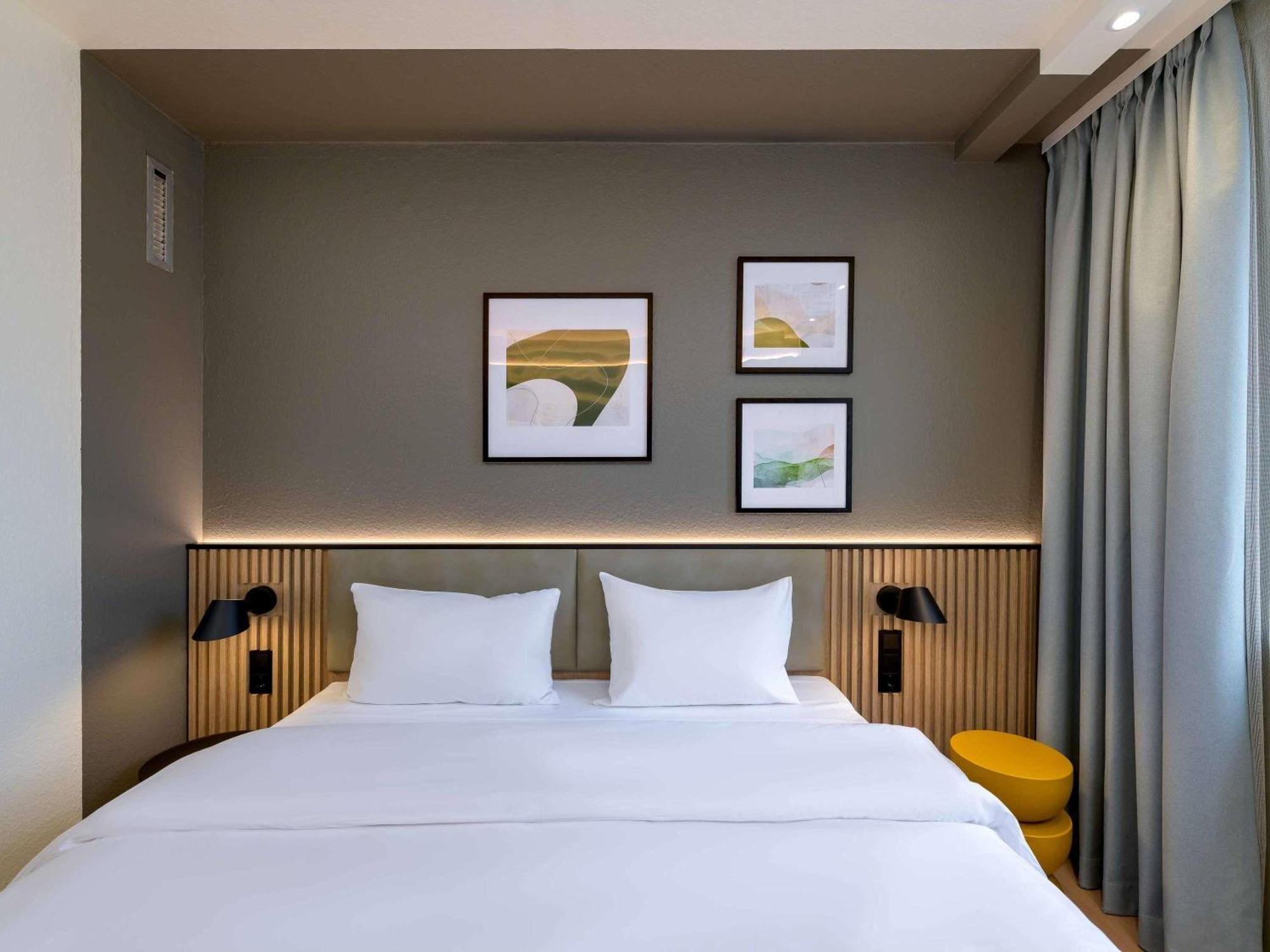 Comfort-Zimmer mit Kingsize-Bett und Stadtblick